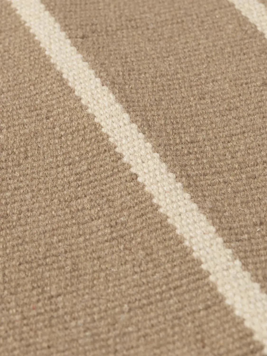 Calm Kelim Teppich 140x200 von Ferm Living: Handgefertigt aus 100% Wolle, vereint Tradition und modernes Design. Ideal für jeden Raum.