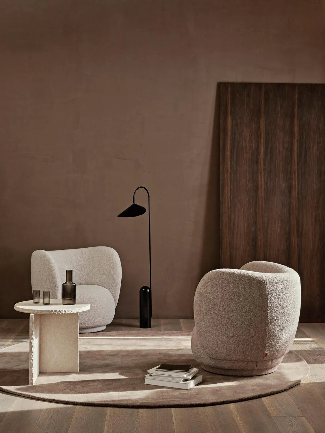 Eleganter runder Teppich aus hochwertiger Wolle von Ferm Living.