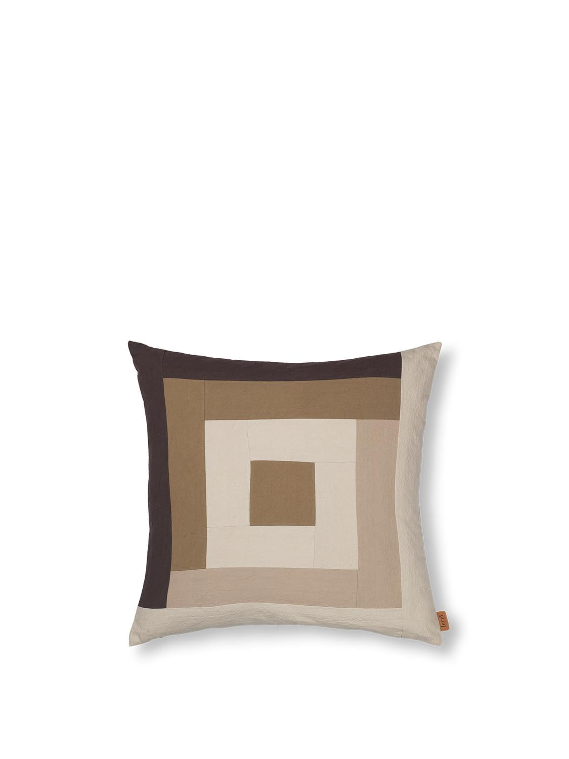 Das Border Patchwork Kissen von Ferm Living: Nachhaltiger Stil, GOTS-zertifizierte Bio-Baumwolle, elegantes Design.