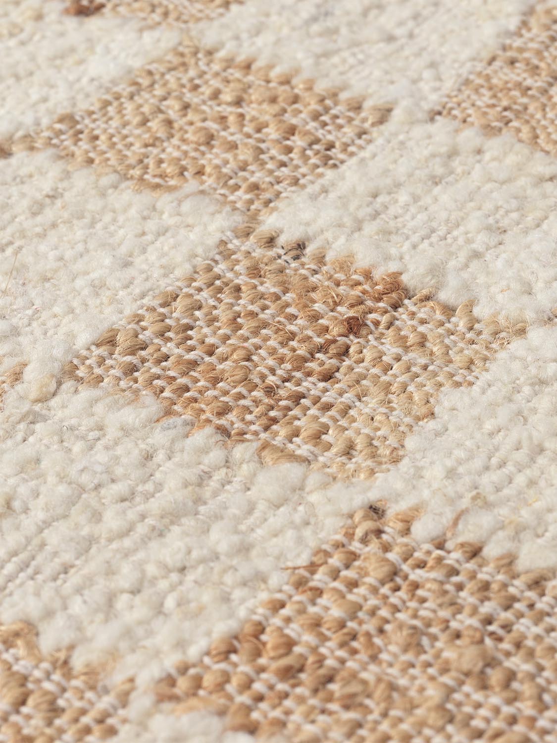 Moderner Check Wool Jute Teppich 140x200 von Ferm Living.