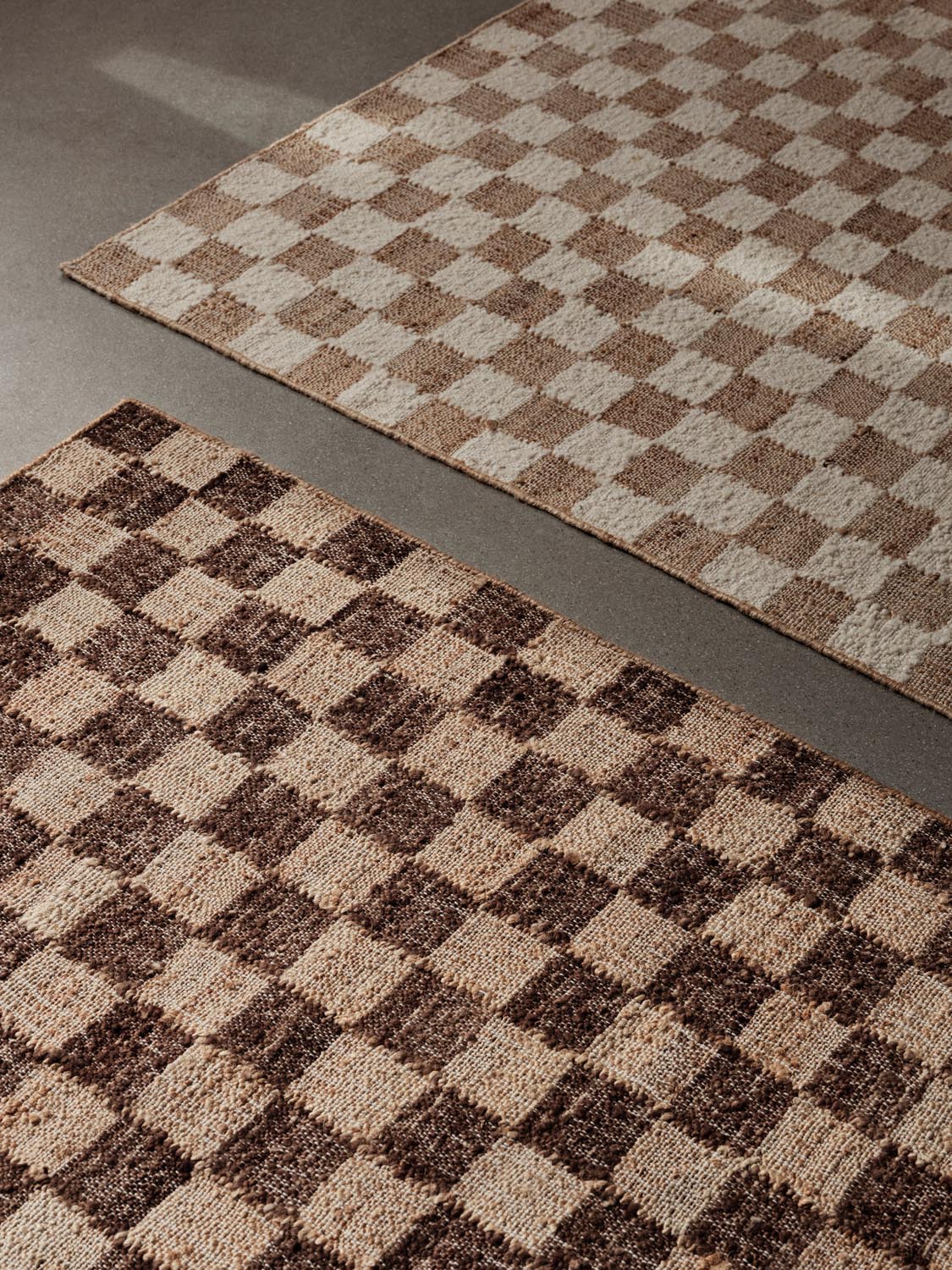 Eleganter Check Wool Jute Teppich 140x200 von Ferm Living.
