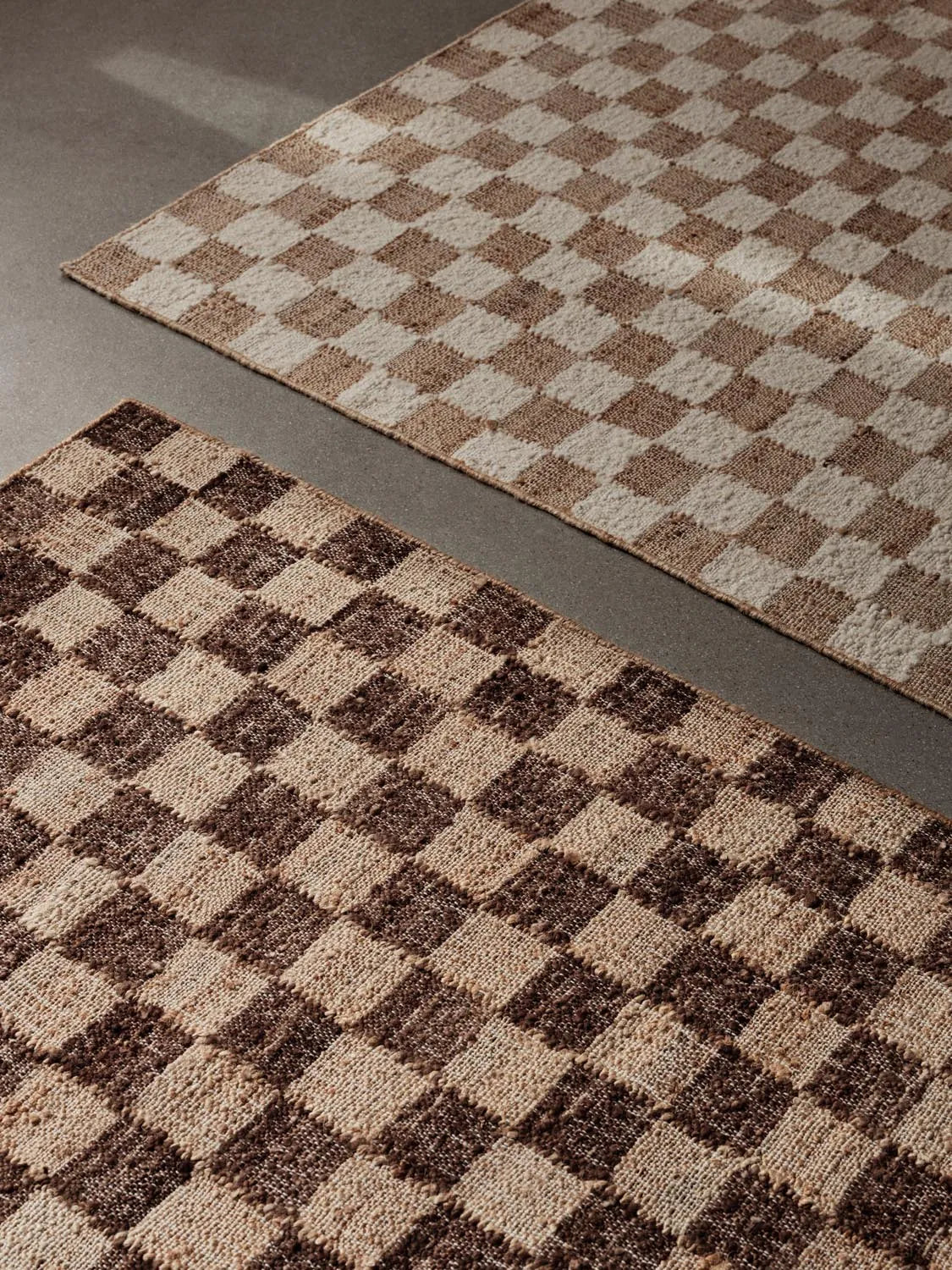 Eleganter Check Wool Jute Teppich 140x200 von Ferm Living.