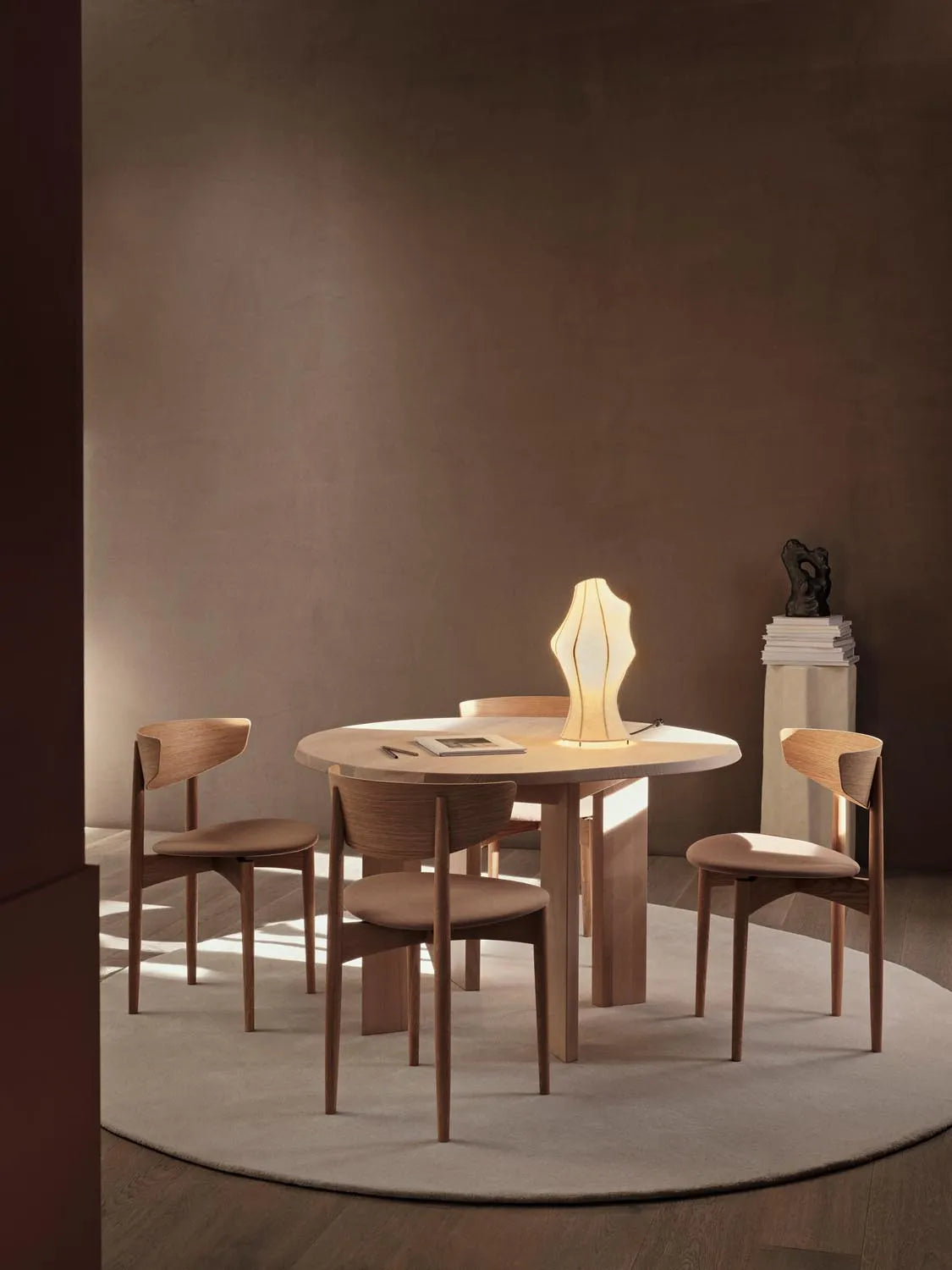 Dae Tischleuchte von Ferm Living: Modernes Design für stimmungsvolles Licht.