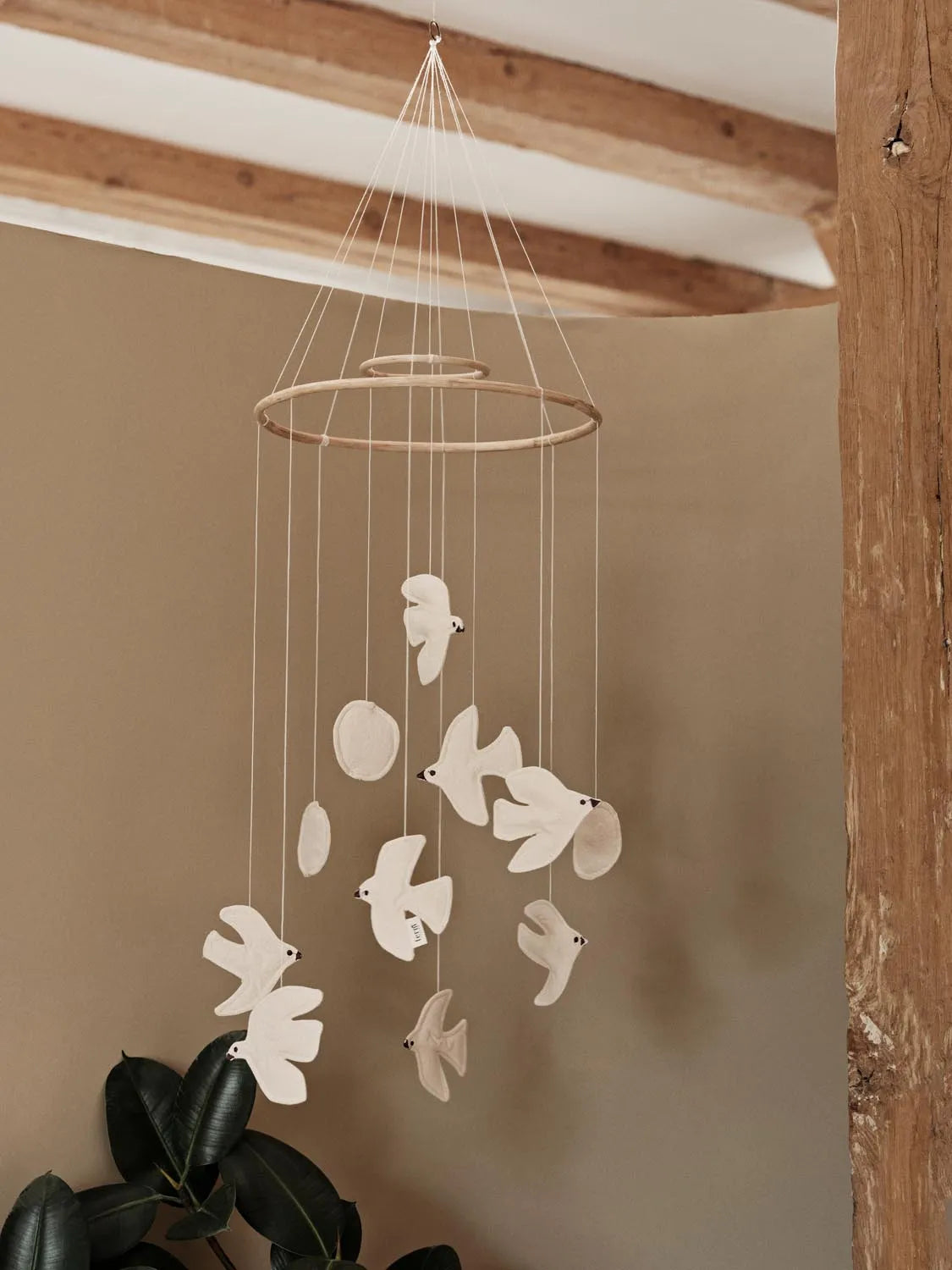 Harmonisches Swif Bird Mobile von Ferm Living für zeitlose Eleganz.