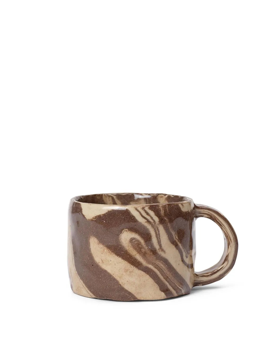 Die Ryu Mug Low von Ferm Living: Einzigartige Steinzeugtasse, inspiriert von japanischer Ästhetik, ideal für Kaffee und Tee.