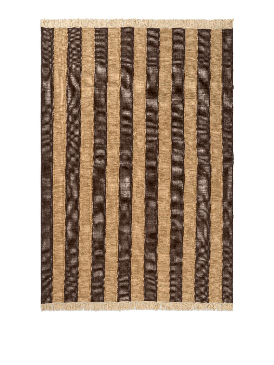 Der Ives Teppich 140x200 von Ferm Living: stilvoll, nachhaltig, aus recyceltem PET, ideal für drinnen & draußen.