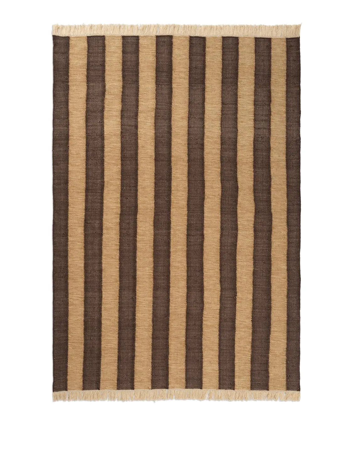 Der Ives Teppich 140x200 von Ferm Living: stilvoll, nachhaltig, aus recyceltem PET, ideal für drinnen & draußen.