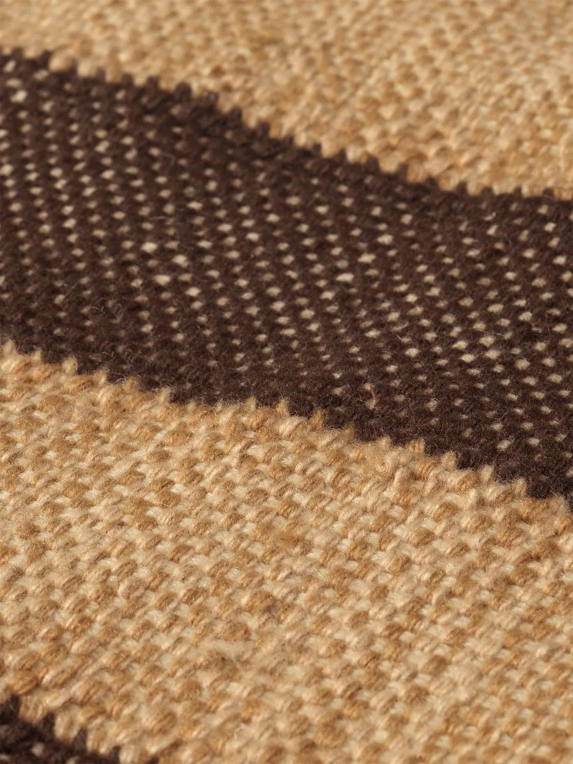Moderner Ives Teppich 140x200 von Ferm Living aus recycelten Materialien.