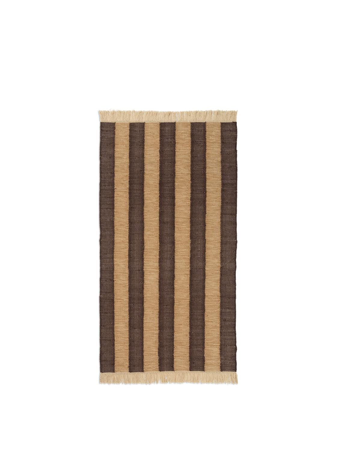 Ives Teppich 80x140 von Ferm Living: Stilvolles, nachhaltiges Design aus recyceltem PET, ideal für drinnen & draußen.
