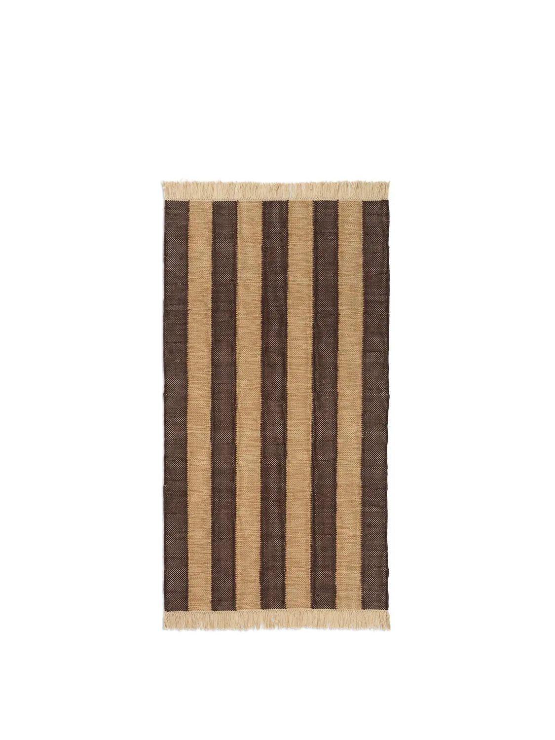 Ives Teppich 80x140 von Ferm Living: Stilvolles, nachhaltiges Design aus recyceltem PET, ideal für drinnen & draußen.