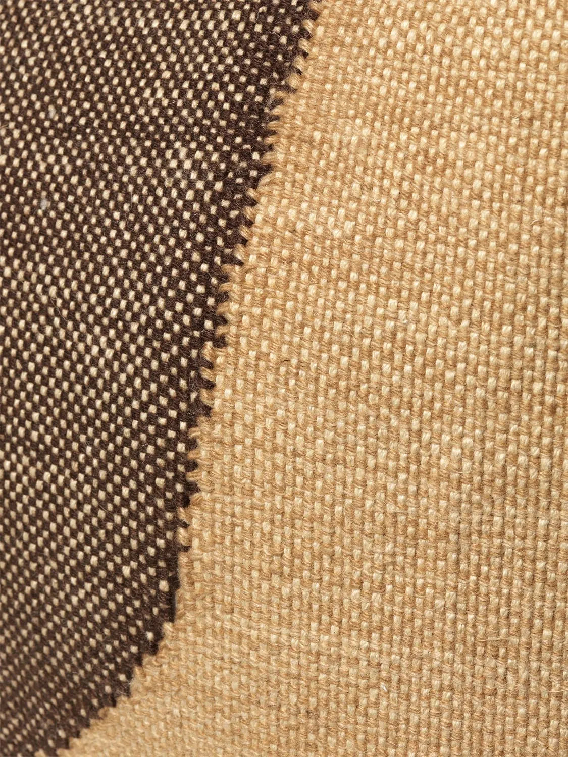 Forene Square Pouf: Modernes Design trifft auf skandinavische Eleganz.