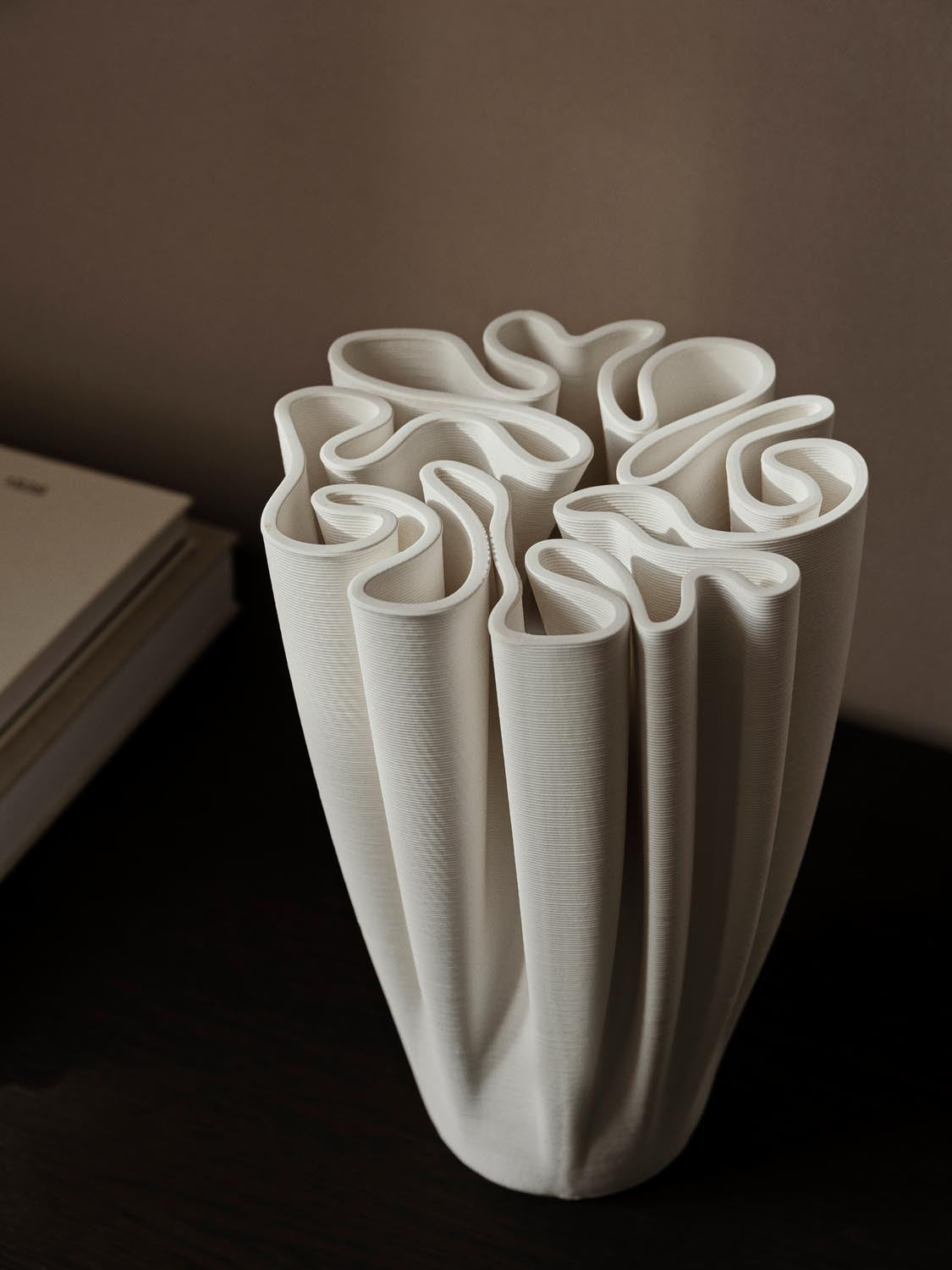 Entdecken Sie die Dedali Vase von Ferm Living – ein modernes Kunstwerk aus Steinzeug, das Ihre Blumenarrangements stilvoll in Szene setzt.
