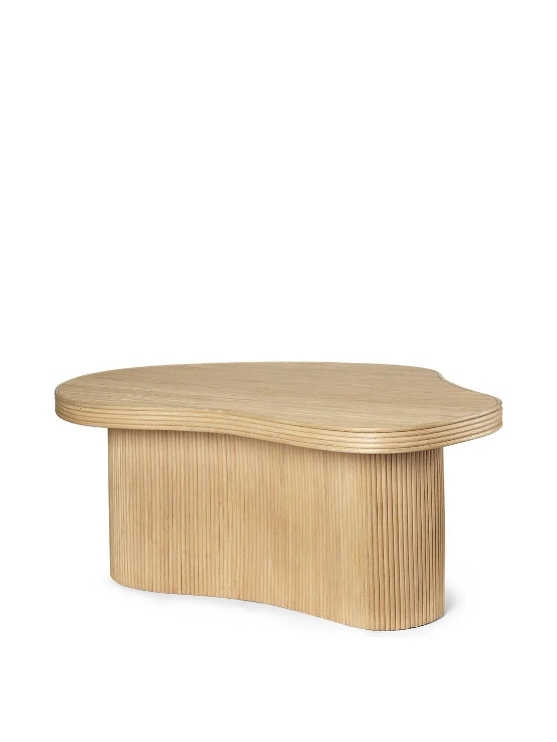 Der Isola Coffee Table von Ferm Living: Elegantes Rattan-Design, stabil und vielseitig, ideal für stilvolle Wohnräume.