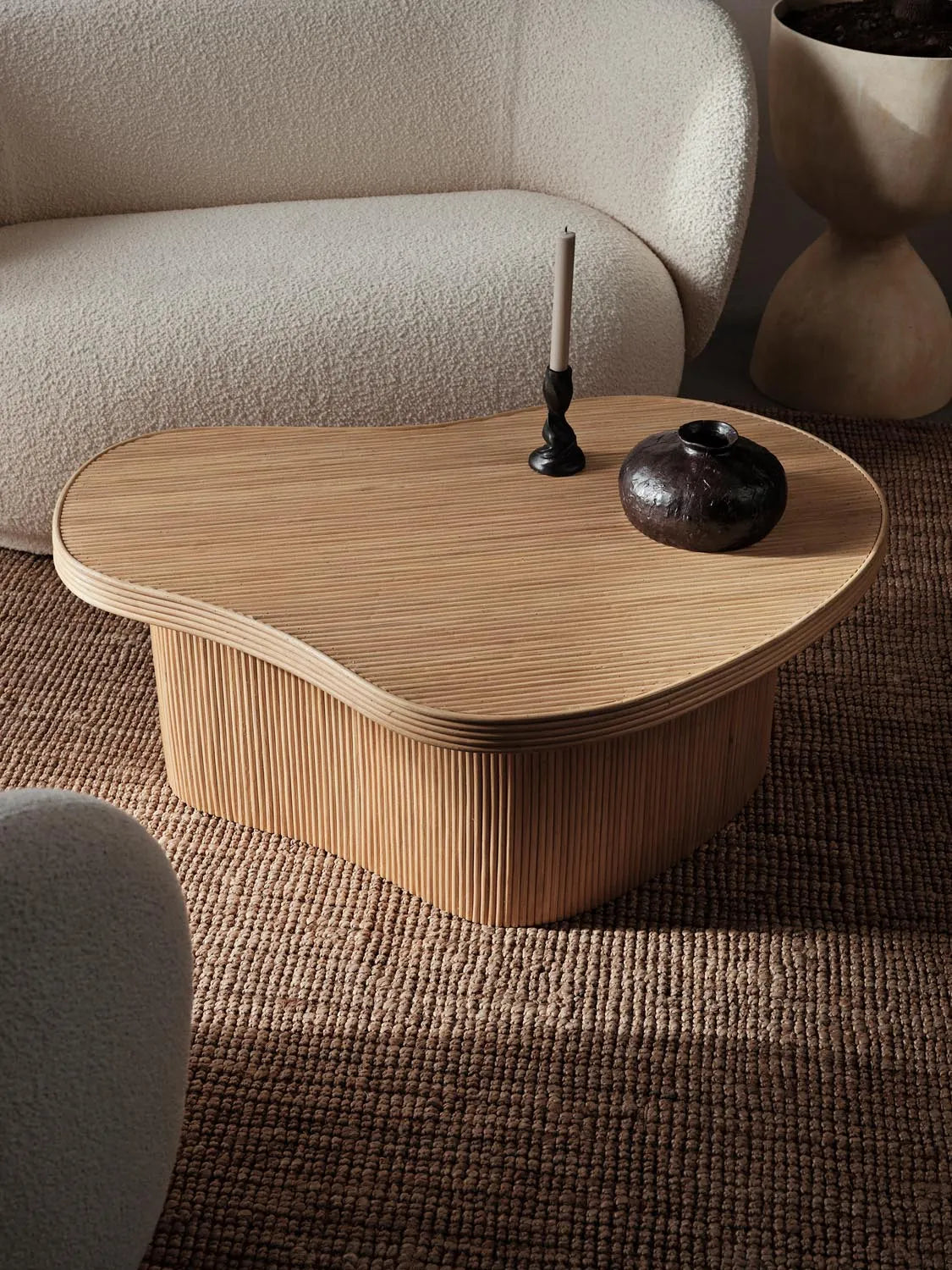 Isola Couchtisch: Skandinavisches Design trifft auf natürliche Ästhetik.