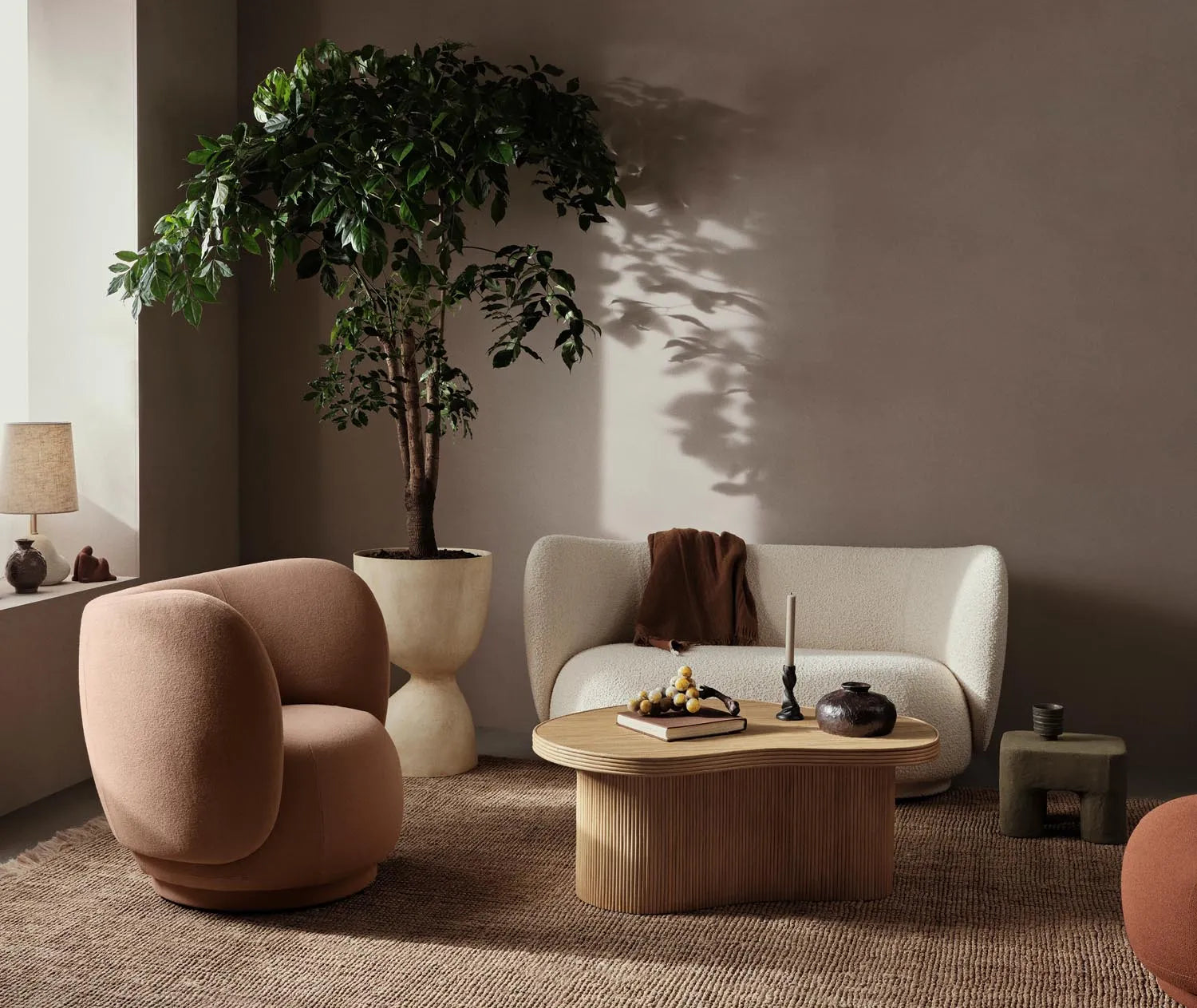 Isola Tisch: Zeitloses Rattan-Design für stilvolle Wohnräume.