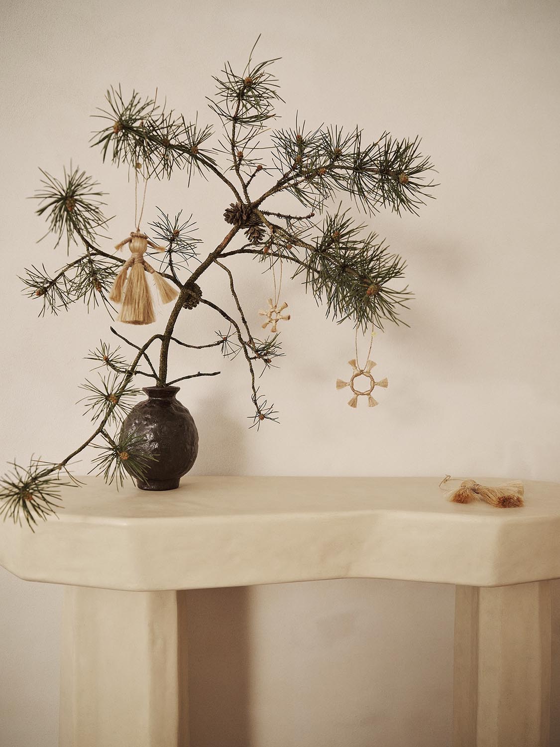 Doro Vase H16 von Ferm Living: Elegante Terrakotta-Vase mit einzigartiger Textur, ideal für stilvolle Blumenarrangements und kreative Wohnakzente.