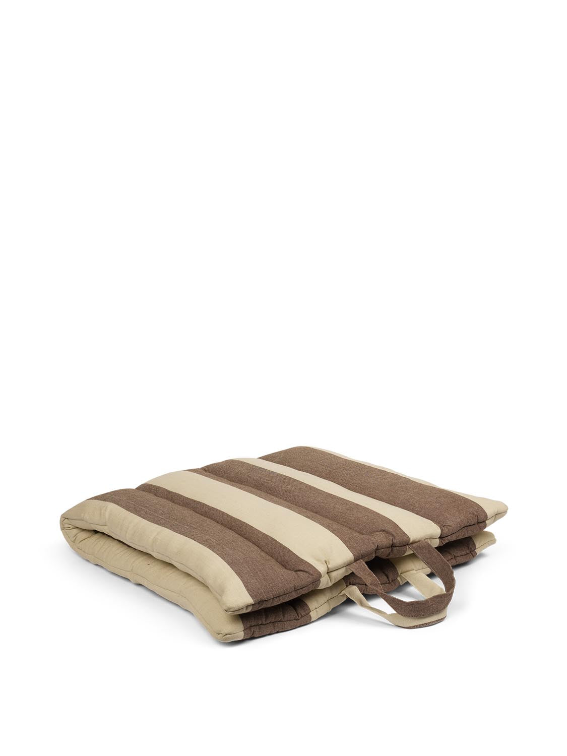Beige-braune Faltmatte von Ferm Living, ideal für den Einsatz am Strand oder im Garten, vereint Komfort und elegantes Design.