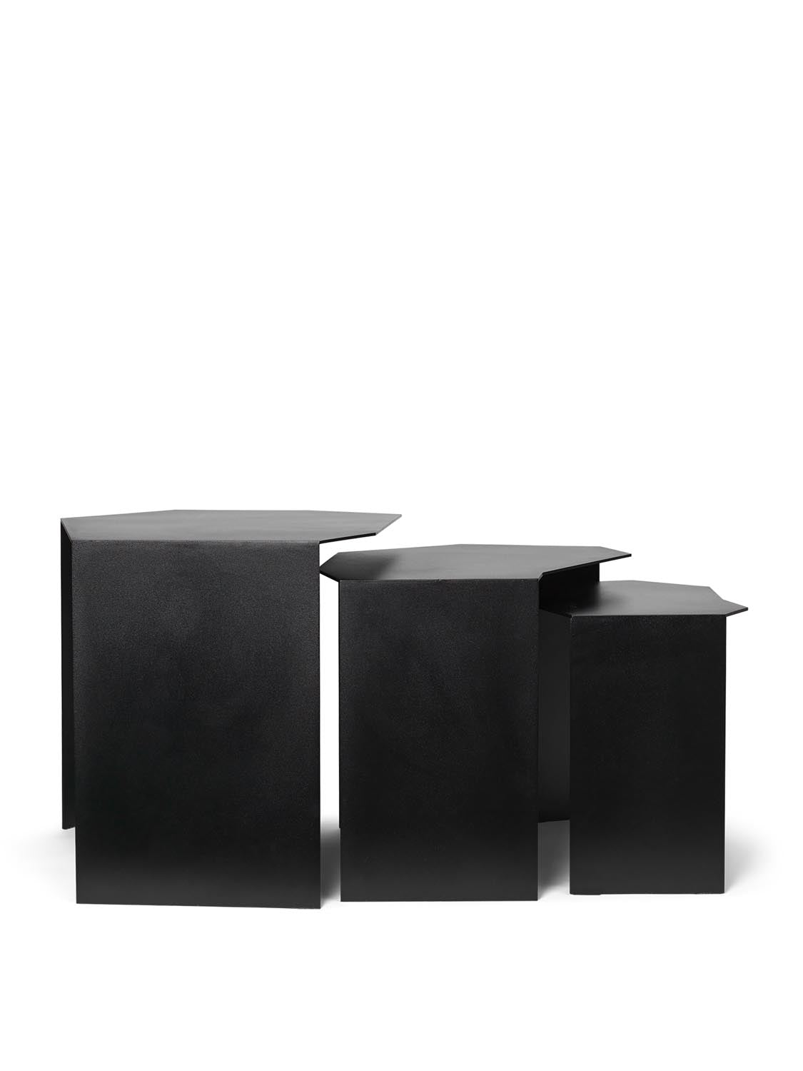 Elegante Shard-Tische von Ferm Living: 3er-Set mit einzigartigem Design und vielseitiger Funktionalität.