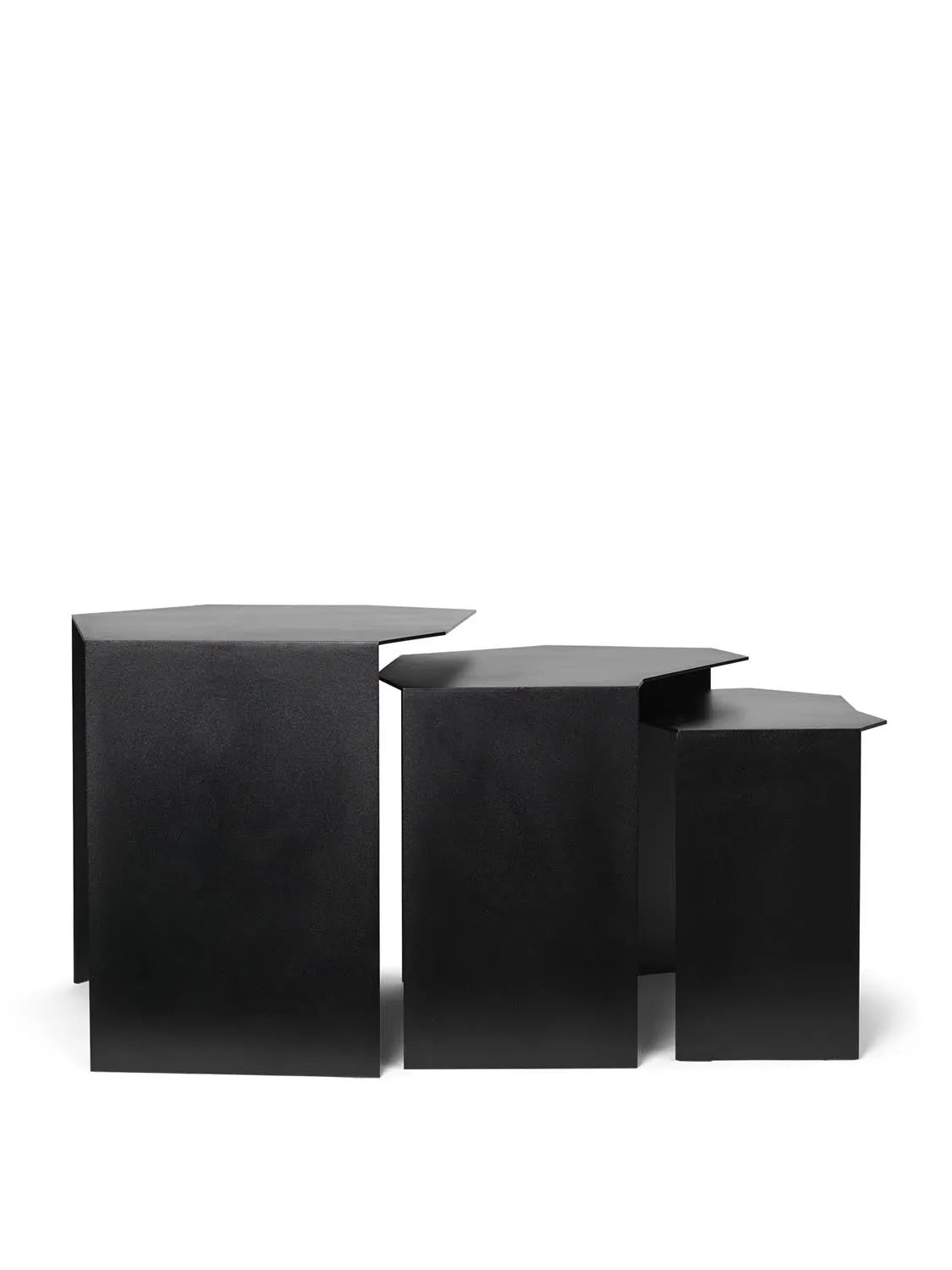 Elegante Shard-Tische von Ferm Living: 3er-Set mit einzigartigem Design und vielseitiger Funktionalität.