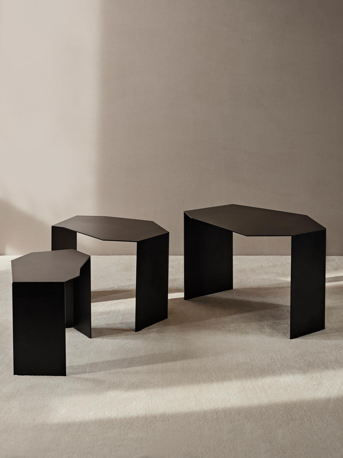 Elegante Shard Tische von Ferm Living: Stilvolles 3er-Set für Ihr Zuhause.