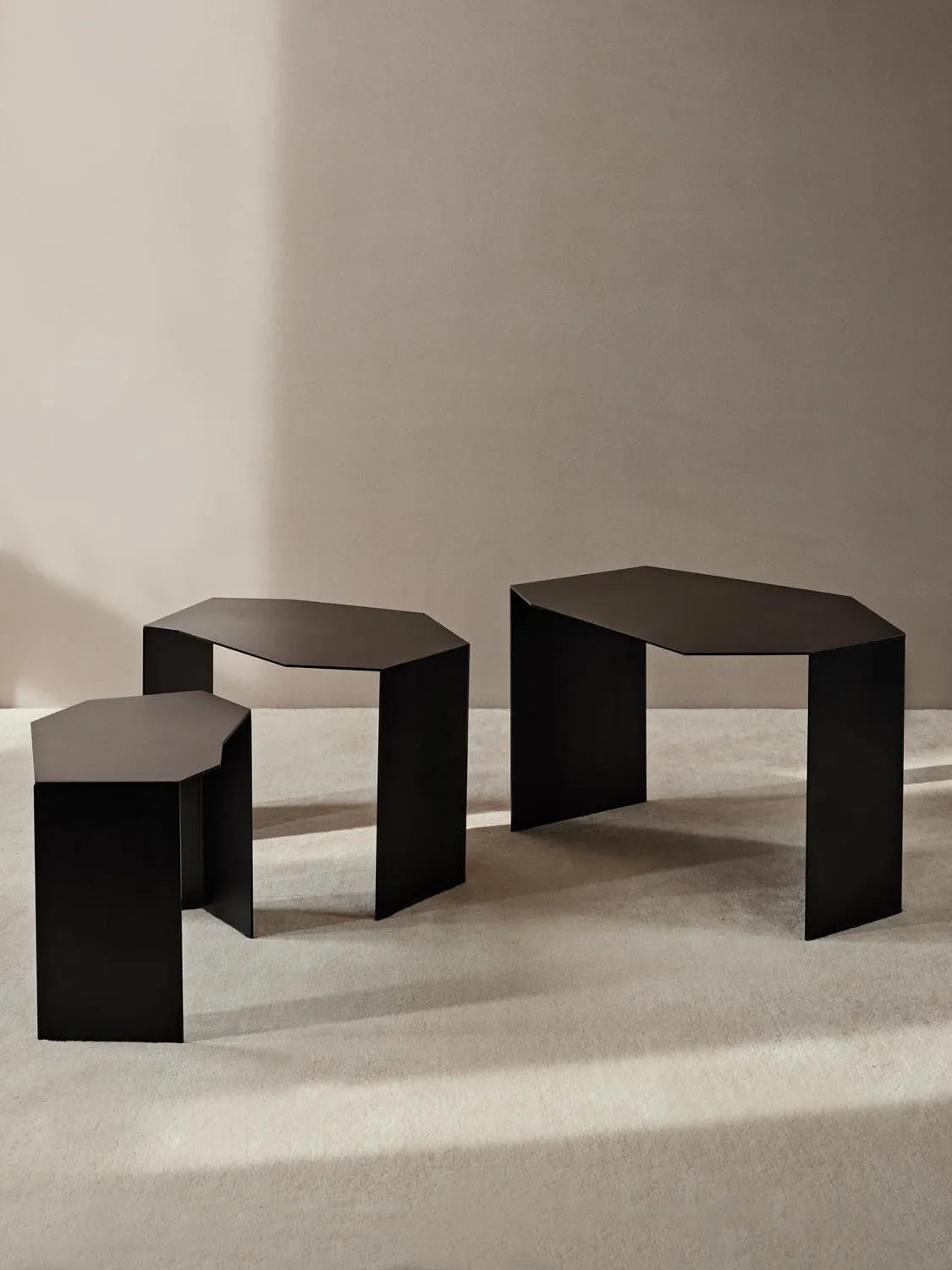 Elegante Shard Tische von Ferm Living: Stilvolles 3er-Set für Ihr Zuhause.