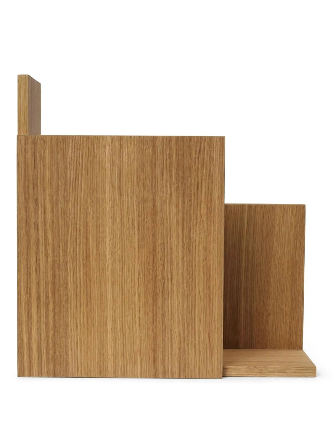 Das Stagger Regal Square von Ferm Living: Ein stilvolles Wandregal mit Zickzack-Design aus FSC-zertifiziertem Eichenfurnier.