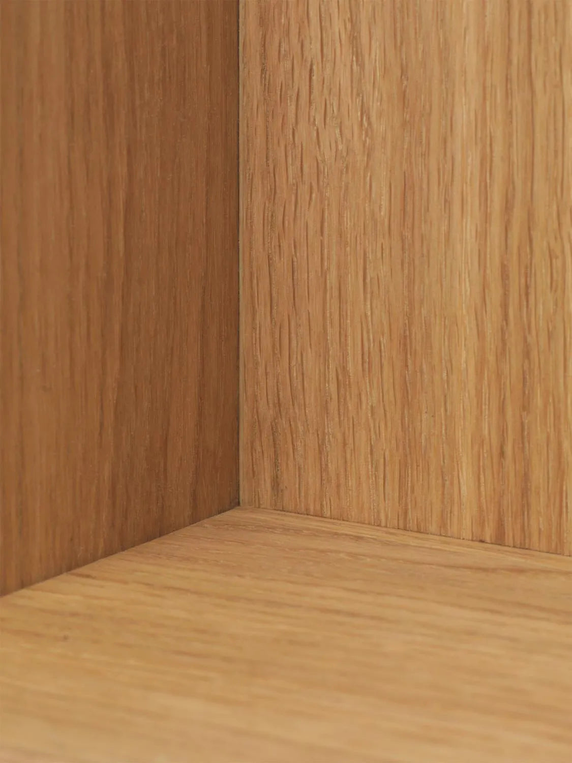 Stagger Regal Square von Ferm Living: Minimalistisches Design-Highlight.