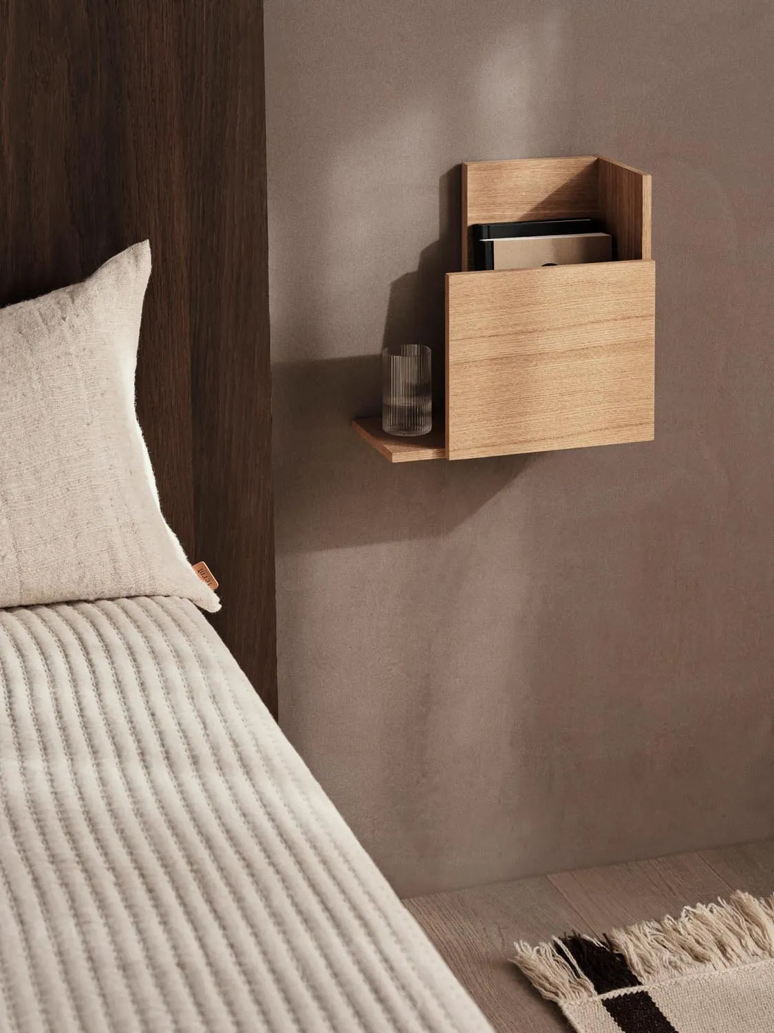 Elegantes Stagger Regal Square von Ferm Living für modernes Wohnen.