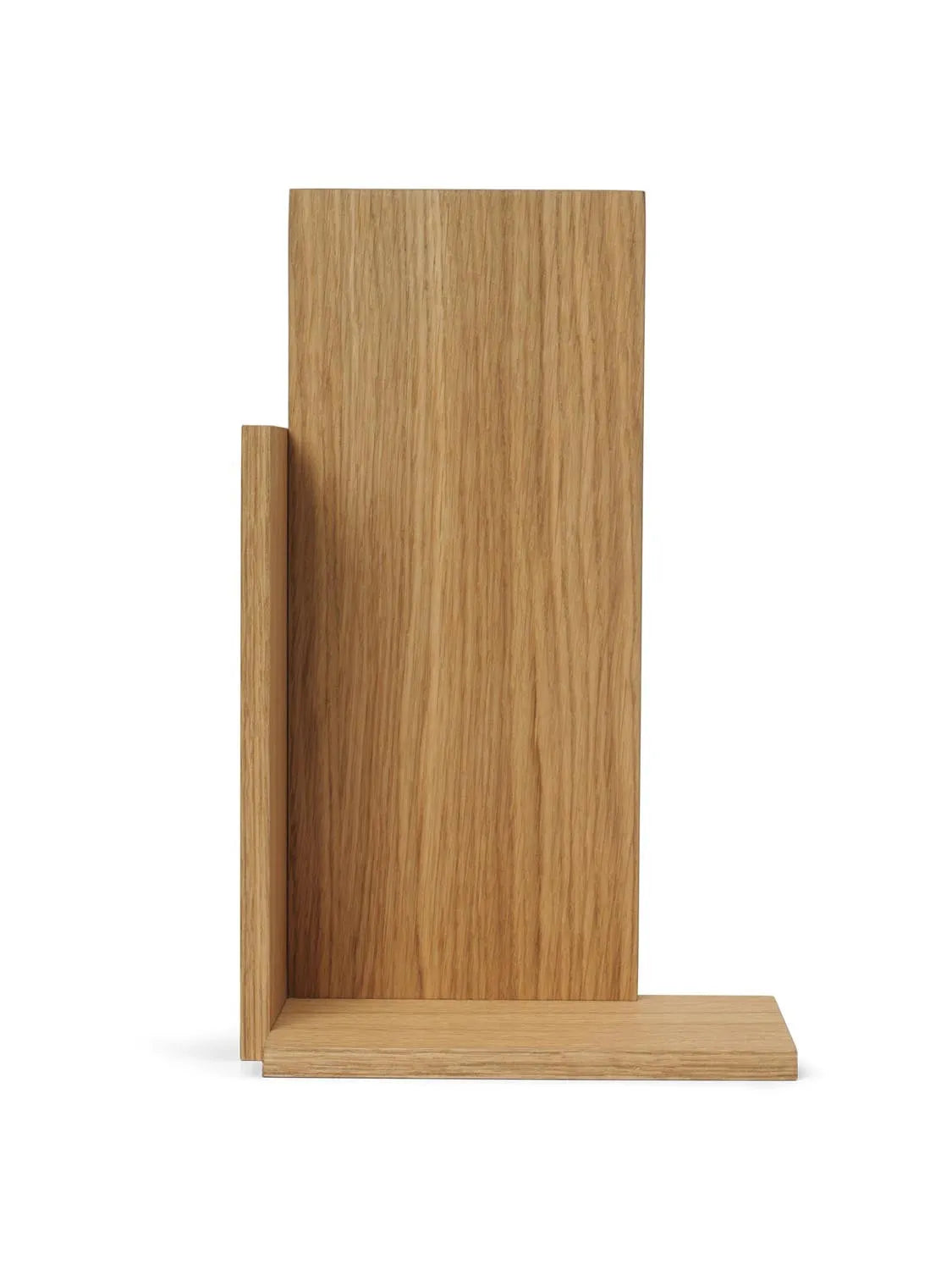 Das Stagger-Regal Tall von Ferm Living: stilvolles Design, dynamische Zickzack-Optik, FSC-zertifiziert, ideal für Bücher und Deko.