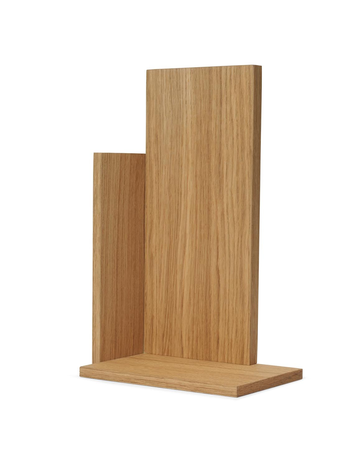 Stagger Regal Tall: Skandinavisches Design für stilvolle Ordnung.