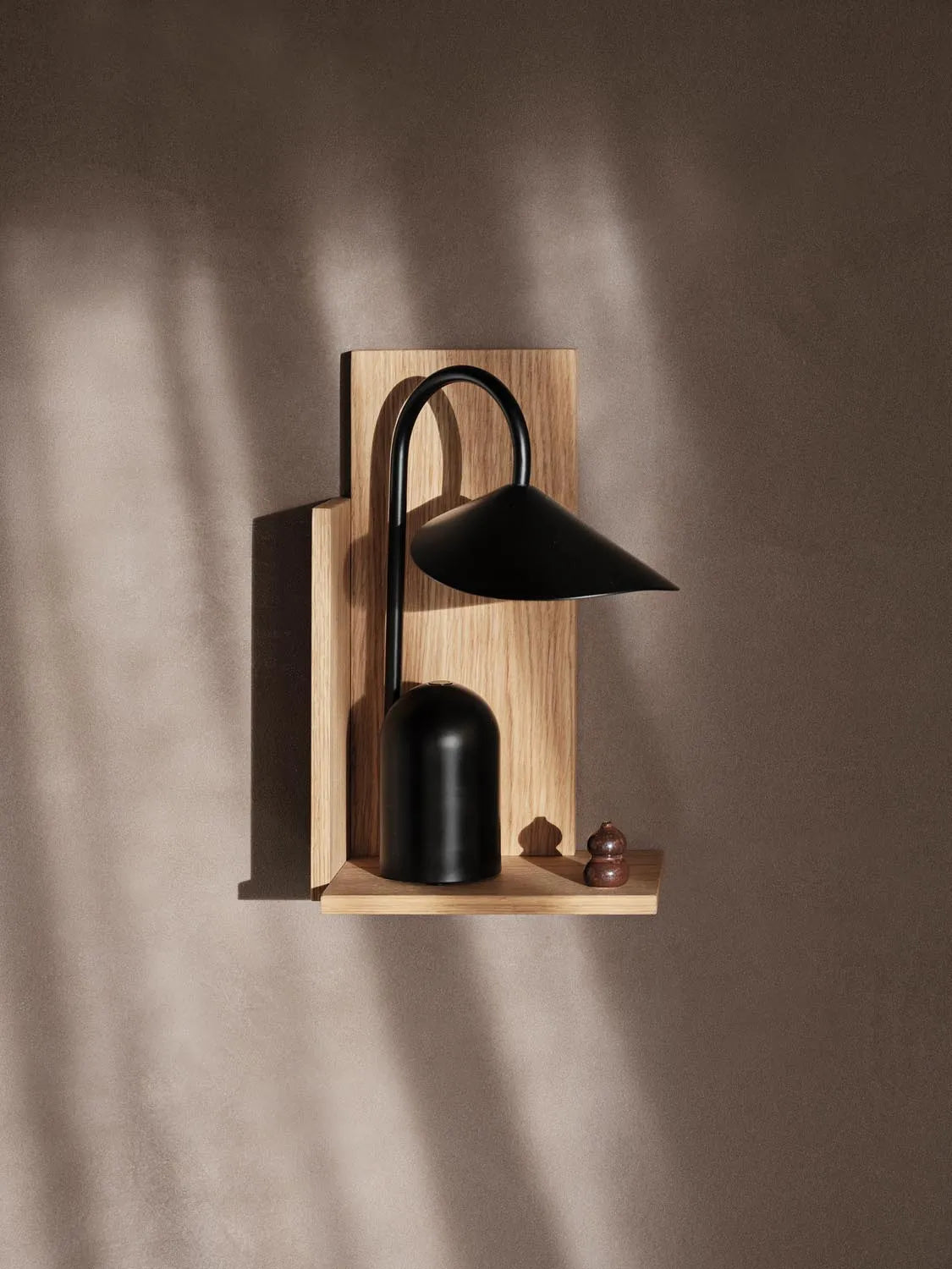 Elegantes Stagger Regal Tall von Ferm Living für modernes Wohnen.