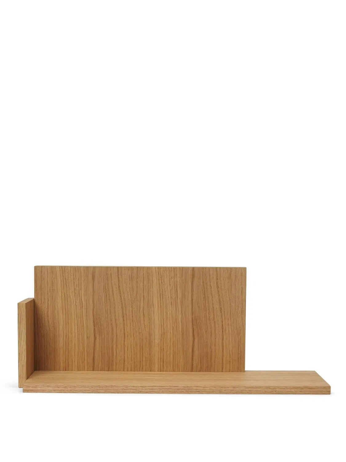 Das Stagger Regal Low von Ferm Living: Ein stilvolles, nachhaltiges Wandregal mit Zickzack-Design aus FSC®-zertifiziertem Eichenfurnier.