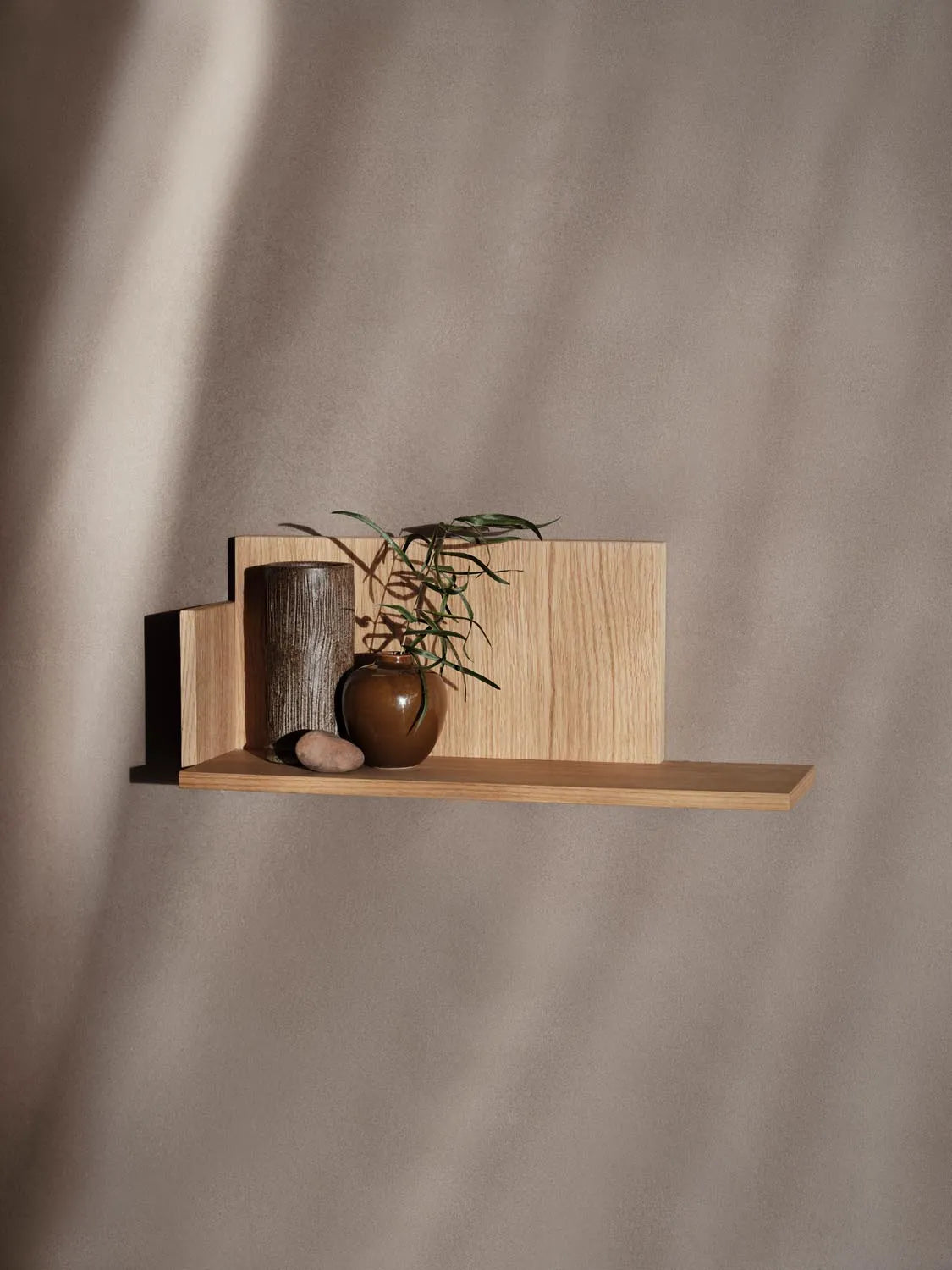 Elegantes Stagger Regal Low von Ferm Living für modernes Wohnen.