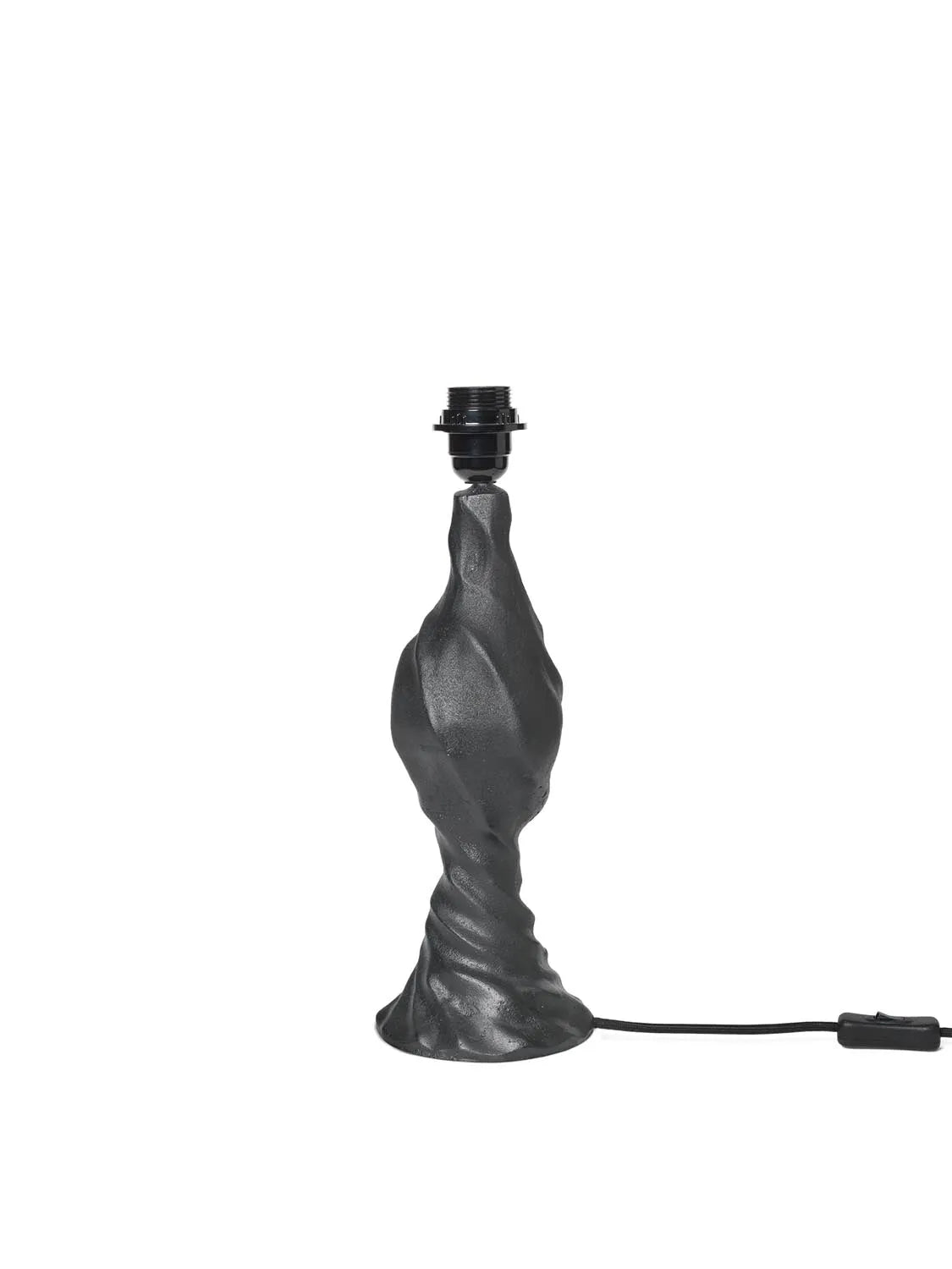 Die Moltan-Tischleuchte von Ferm Living: Ein umweltfreundlicher Lampenfuss aus recyceltem Aluminium, der mit skulpturalen Formen und Vintage-Stil jedem Raum Charakter verleiht.