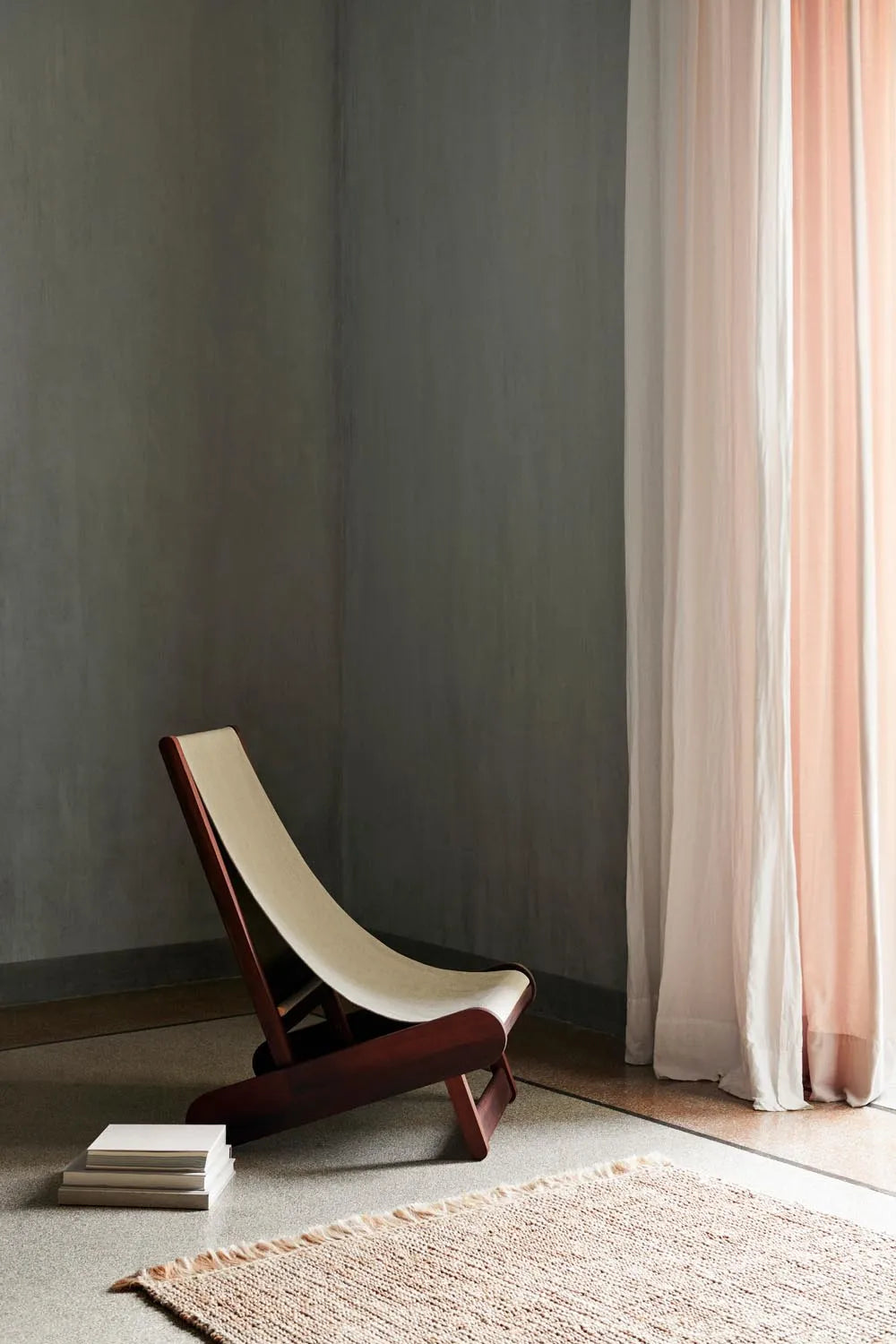 Hemi Lounge Chair: Skandinavisches Design trifft auf Komfort.