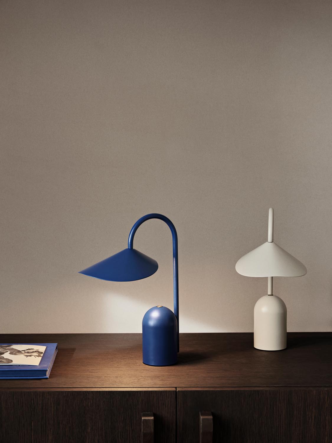 Elegante Arum Tischleuchte: Mobilität trifft auf skandinavisches Design.