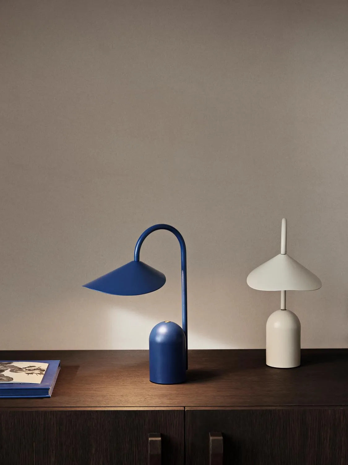 Arum Tischleuchte: Flexibles Design für zeitlose Eleganz.