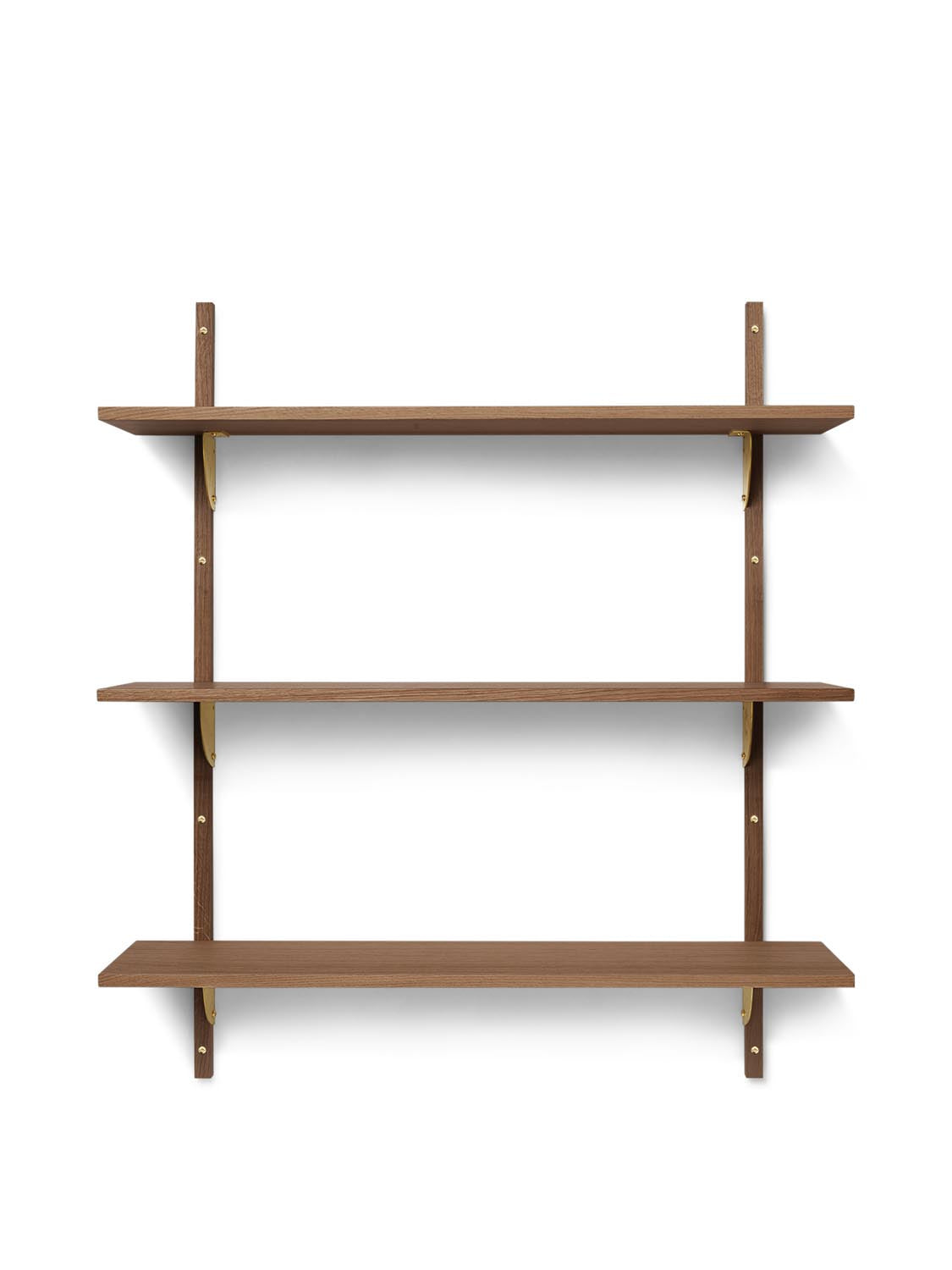 Das Sector Regal Triple/Wide von Ferm Living: Ein stilvolles, nachhaltiges Wandregal aus Eiche mit edlen Messingdetails.