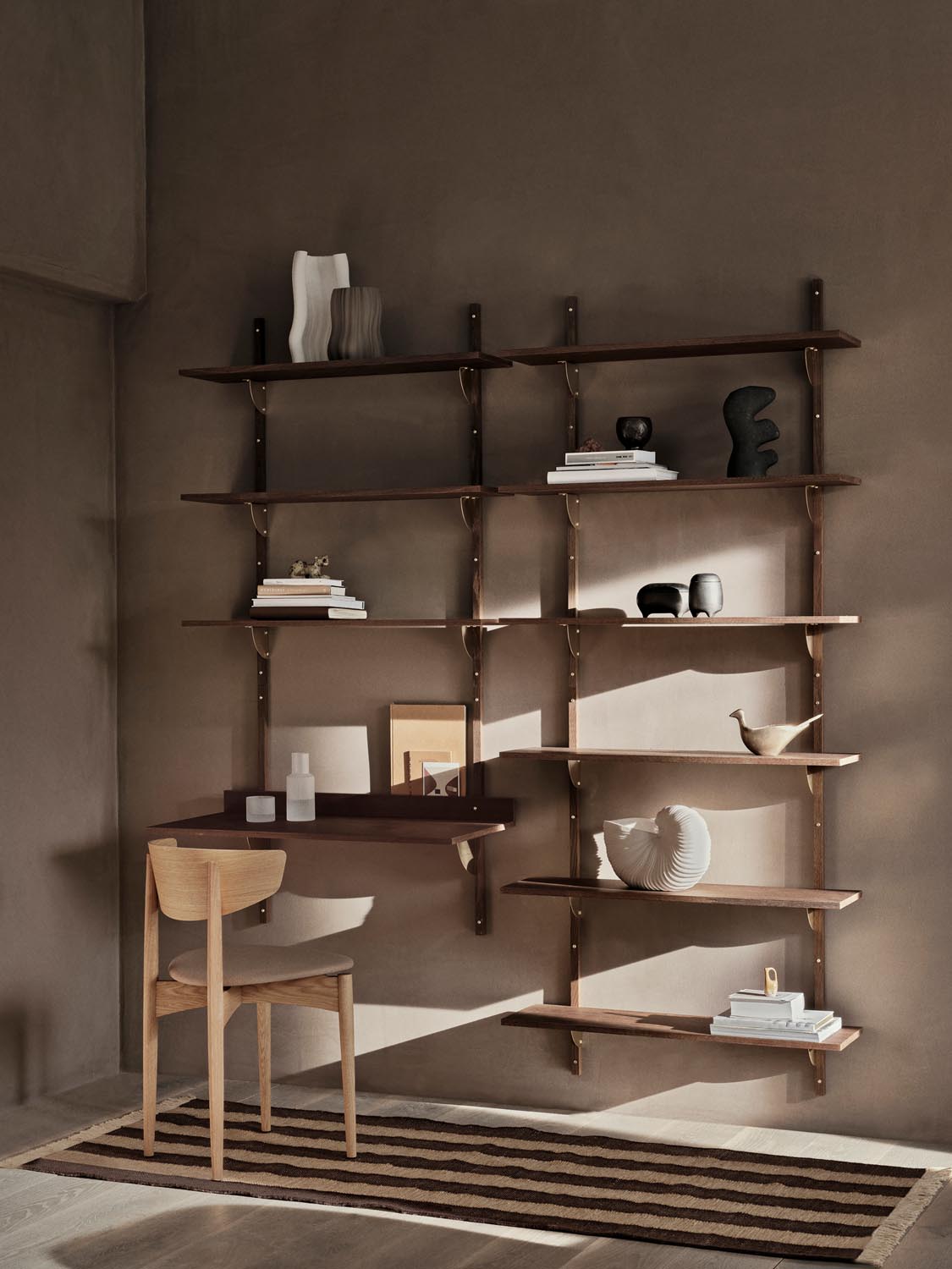 Stilvolles Sector Regal mit Eichenholz und Messing von Ferm Living.