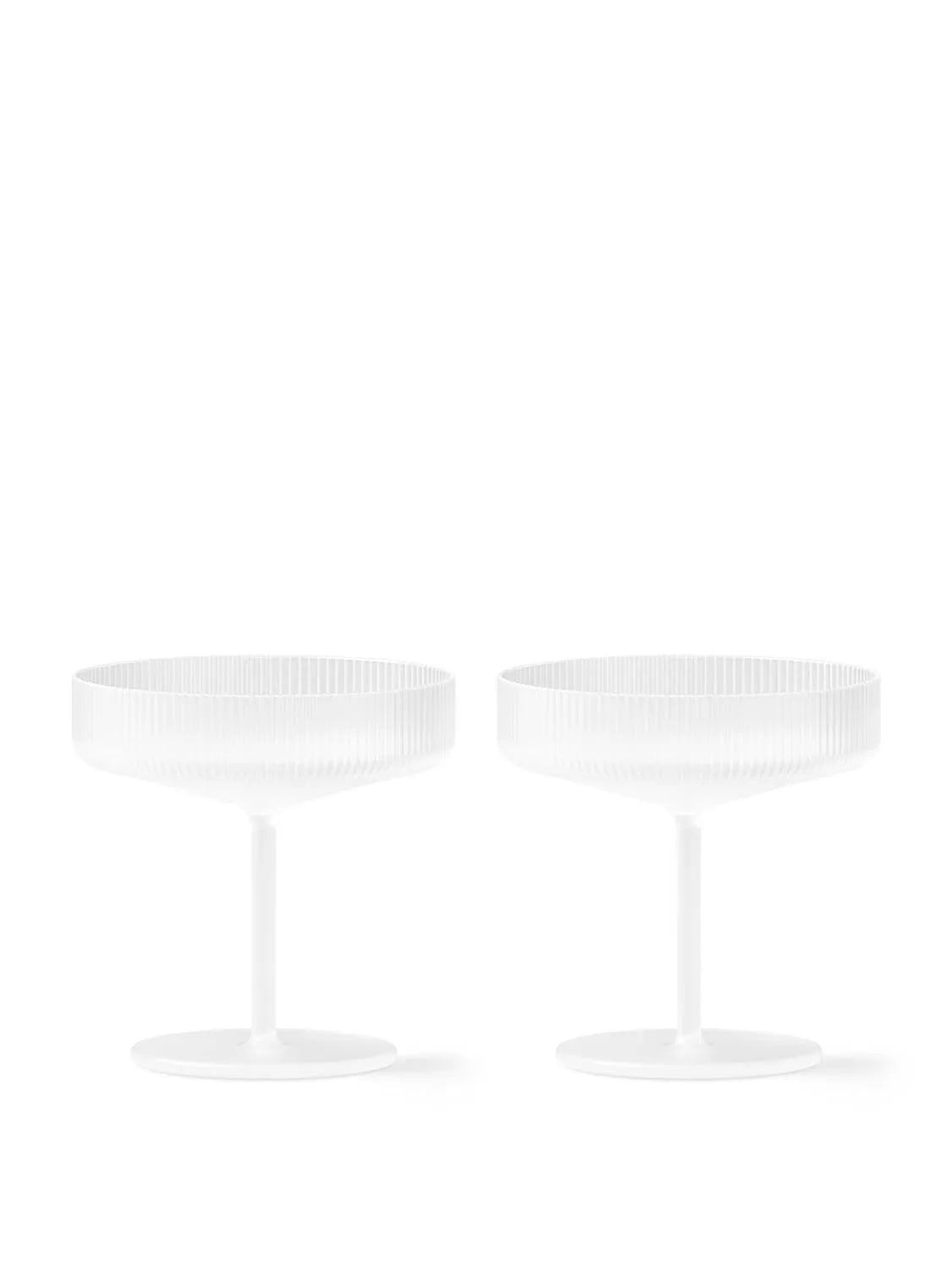 Elegante Ripple Champagnerschalen aus Mattglas, handgeblasen, ideal für Schaumwein und Desserts. Stilvoll und vielseitig.