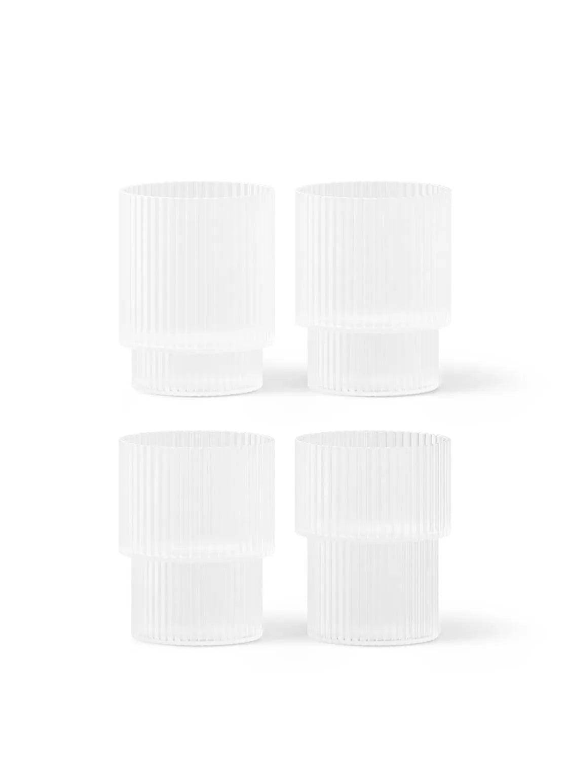Elegante Ripple Gläser von Ferm Living: Handgeblasenes Kunstwerk mit geriffelter Oberfläche, stapelbar und ideal für jeden Anlass.