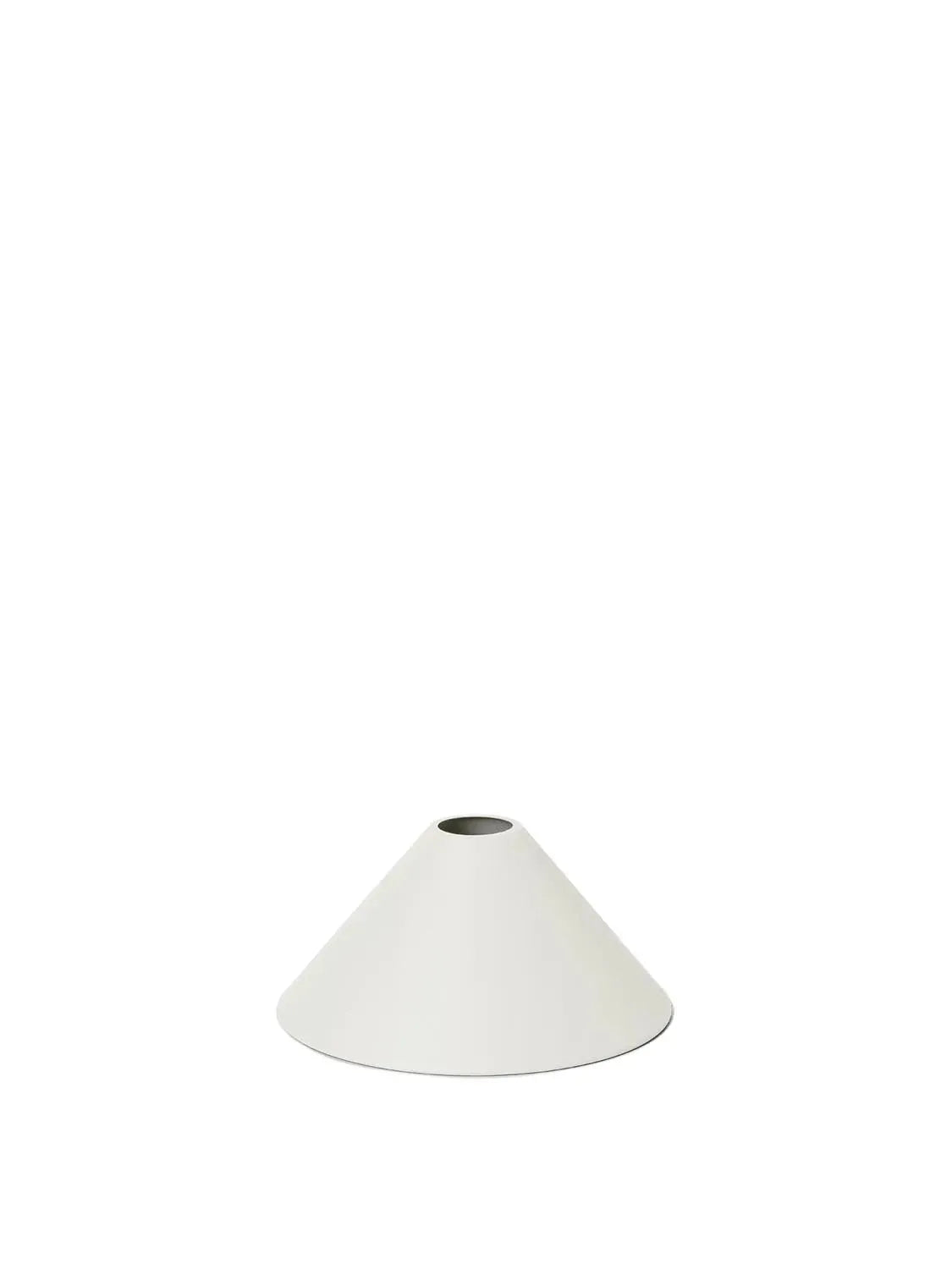 Der Collect Cone Shade von Ferm Living: Exquisiter Lampenschirm aus pulverbeschichtetem Eisen, minimalistisch und elegant, für optimale Lichtverteilung.