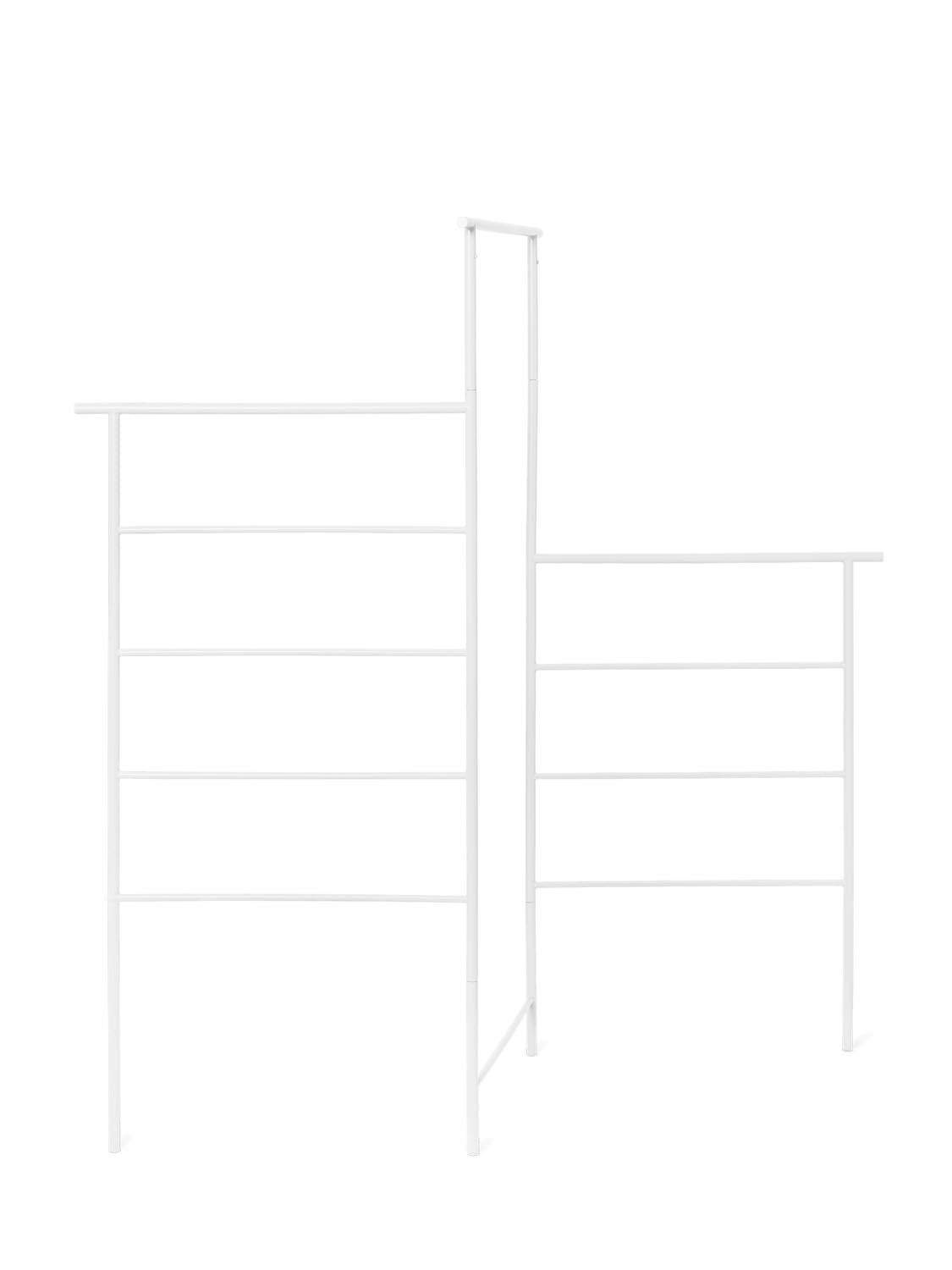 Der Dora Kleiderständer von Ferm Living: Minimalistisches Design, langlebig, klappbar, vielseitig für Kleidung und Accessoires.