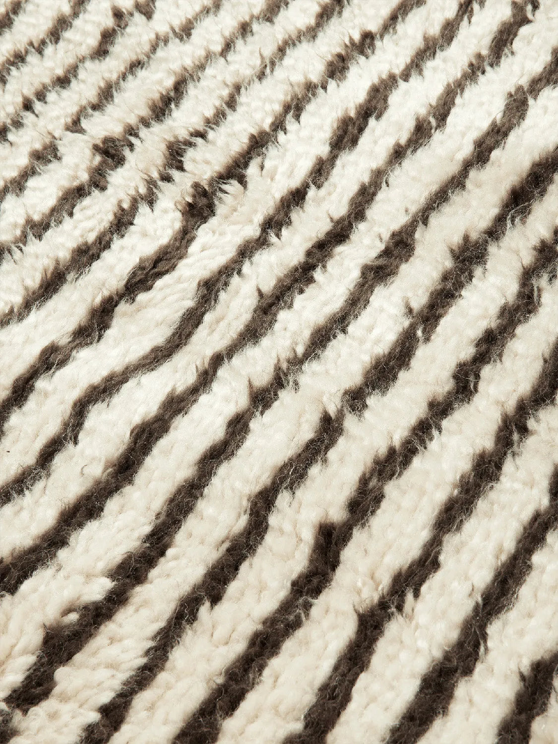Eleganter Kami Knotted Teppich 80x120 cm von Ferm Living: Handgefertigt aus neuseeländischer Wolle, ideal für stilvolle Räume.