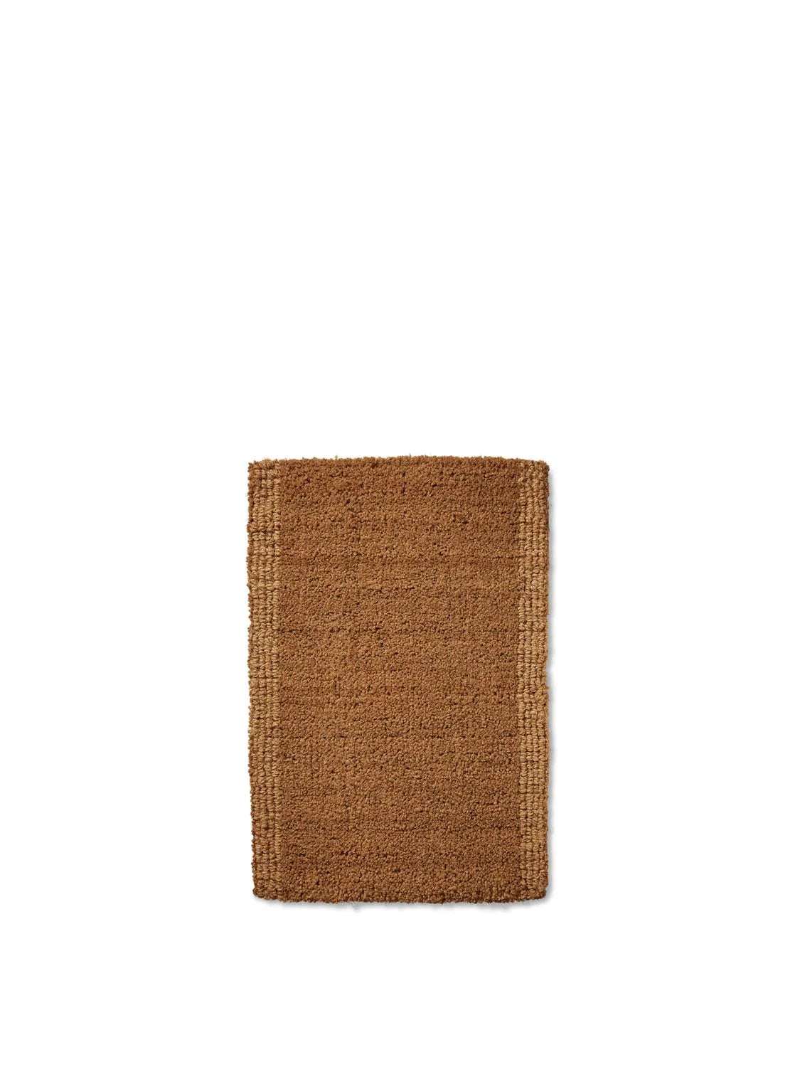 Stilvolle Coir Matte 60x90 von Ferm Living: 100% Kokosfaser, robust, modern, umweltfreundlich, ideal für den Eingangsbereich.