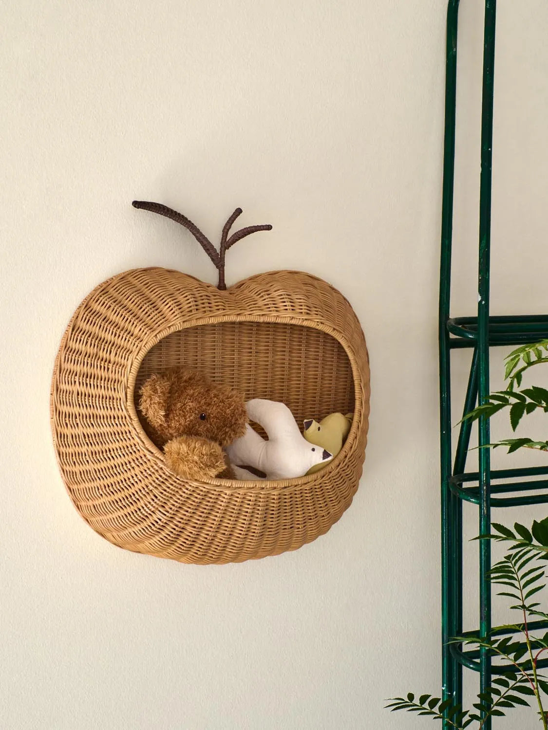 Die Apple Rattan-Wandtasche von Ferm Living: Charmante, langlebige Aufbewahrungslösung für Kinderzimmer, aus geflochtenem Rattan.