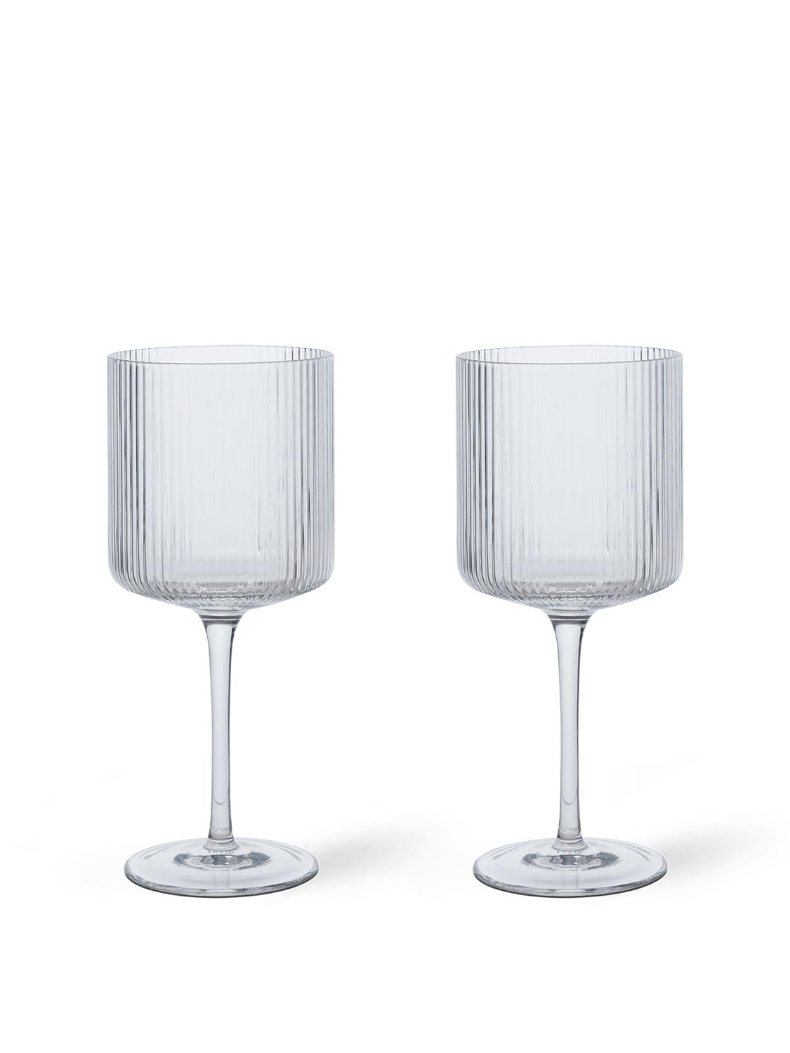 Mundgeblasene Ripple Rotweingläser von Ferm Living: Kunstwerk mit Wellenmuster, ideal für Weinliebhaber und besondere Anlässe.