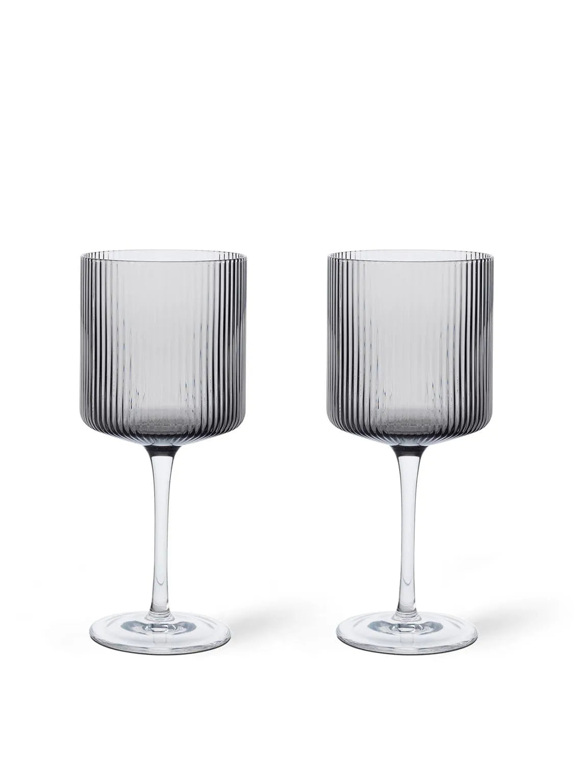 Ferm Living Ripple Gläser: Modernes Design für Rotweinliebhaber.