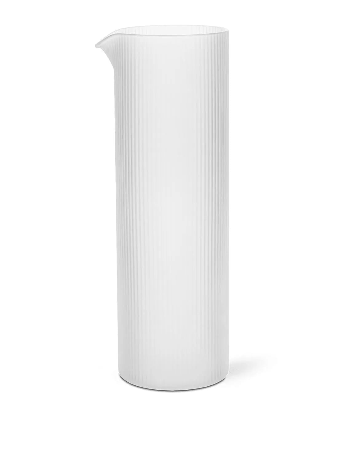 Eleganter Ripple Krug von Ferm Living für stilvolles Servieren.