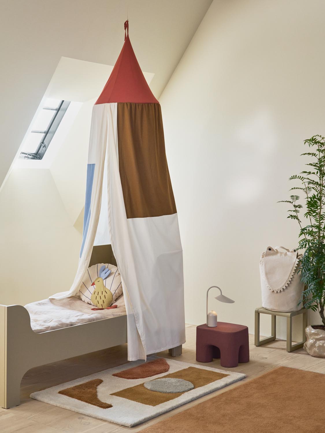Betthimmel aus 100% GOTS-zertifizierter Bio-Baumwolle in Multi mit Stahlring, aufgehängt über einem Kinderbett, weiche Applikationen sichtbar.